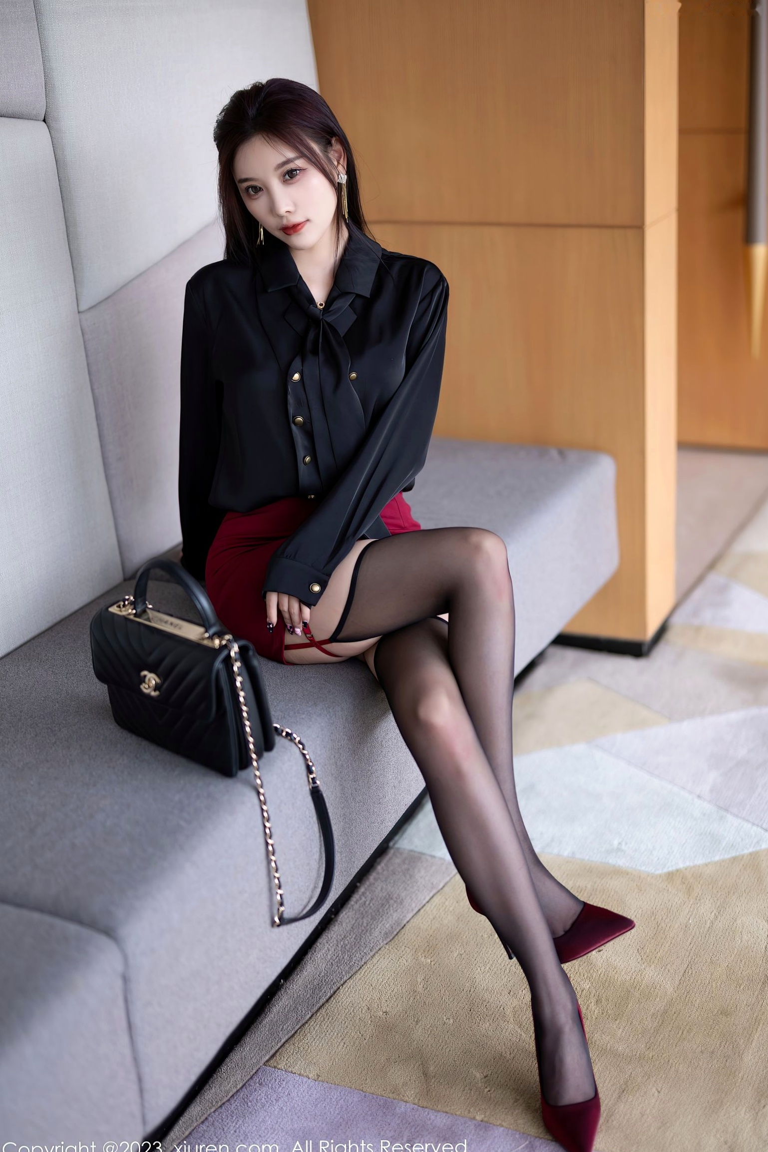 杨晨晨Yome秀人网写真:黑衣配红裙职业装制服诱惑,极致黑丝美腿勾勒曼妙身材,职场精英范女神写真