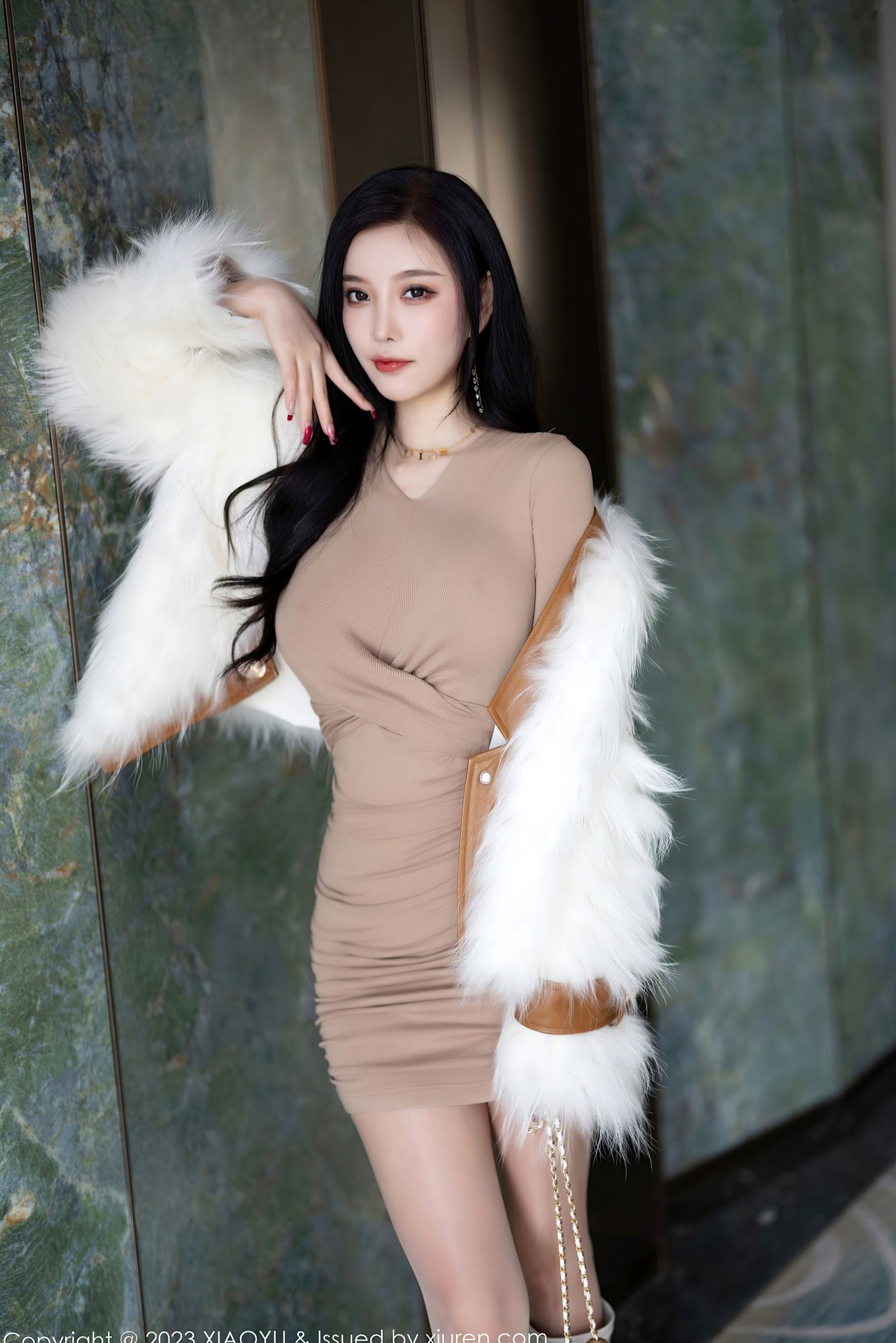XiaoYu语画界968期:杨晨晨Yome杏色修身连衣裙私房写真,极致曼妙曲线尽显诱惑女神范,无圣光大尺度视觉盛宴