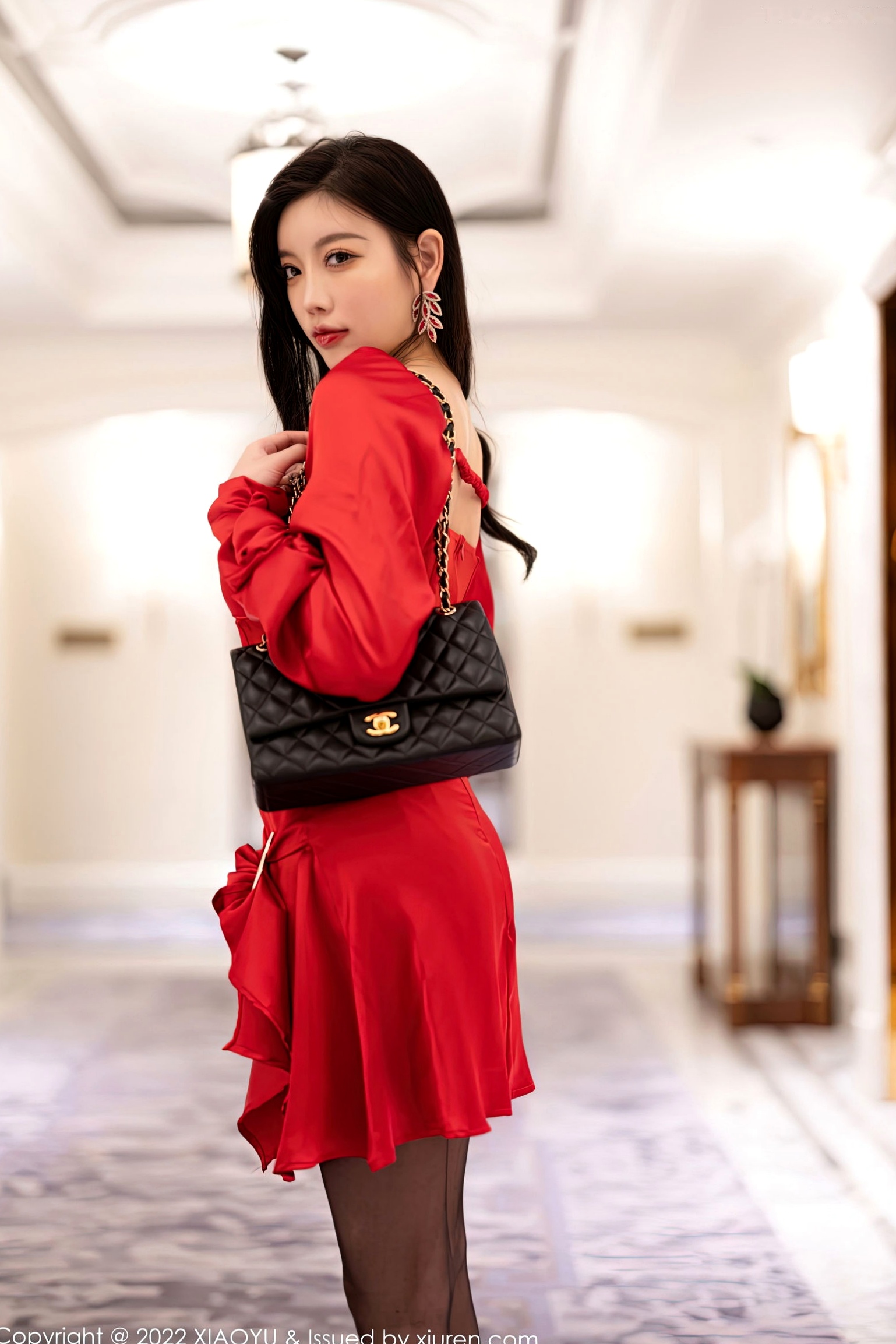 XiaoYu语画界932期:杨晨晨Yome红色丝绸礼裙私房大片,极致黑丝吊带袜诱惑,极致身材曲线尽显,室内高跟鞋风情写真,无圣光大尺度高清呈现