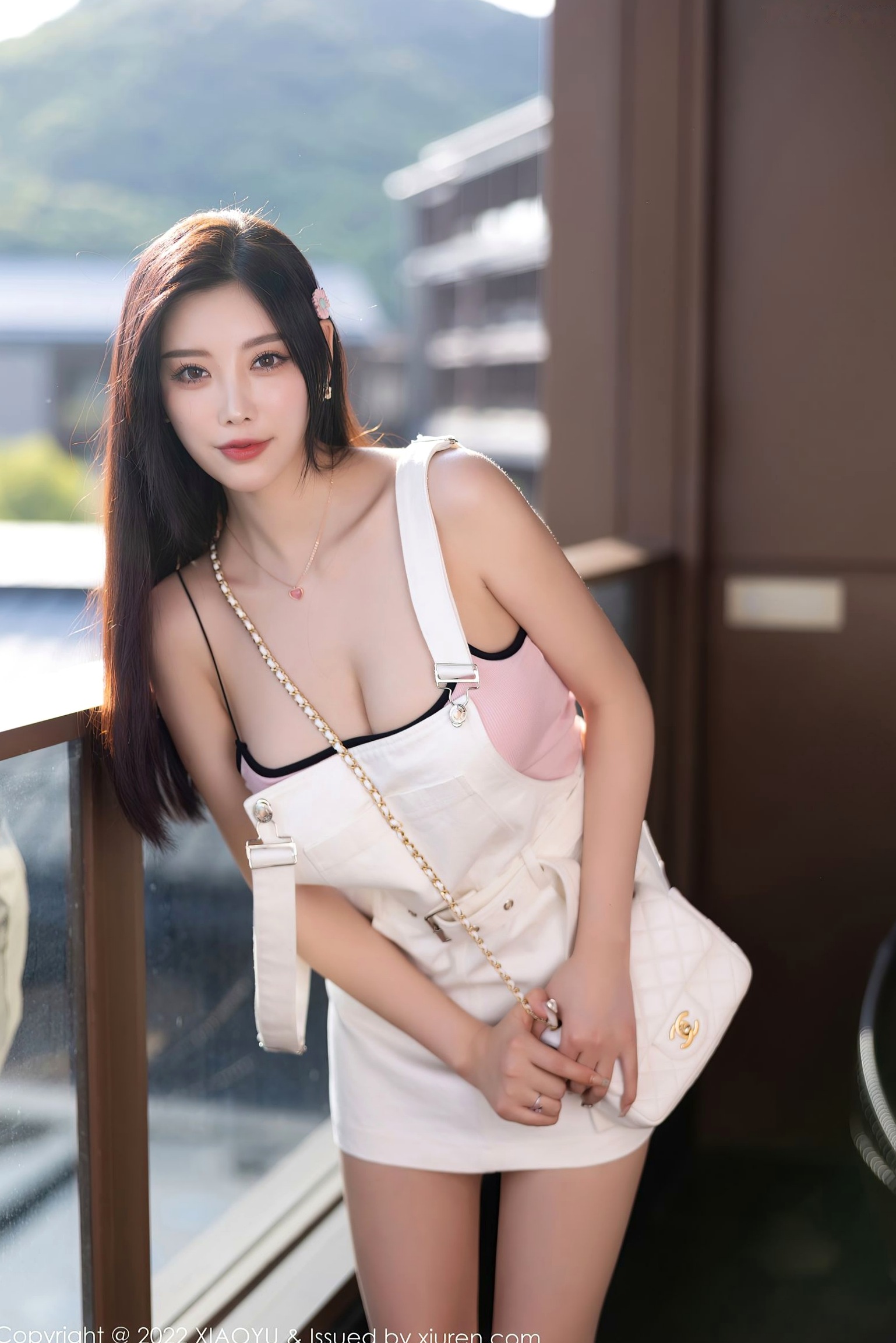 XiaoYu语画界-887-杨晨晨Yome杭州旅拍:白色背带短裙配粉色内衣,清纯与性感并存的绝美室内私房摄影大片