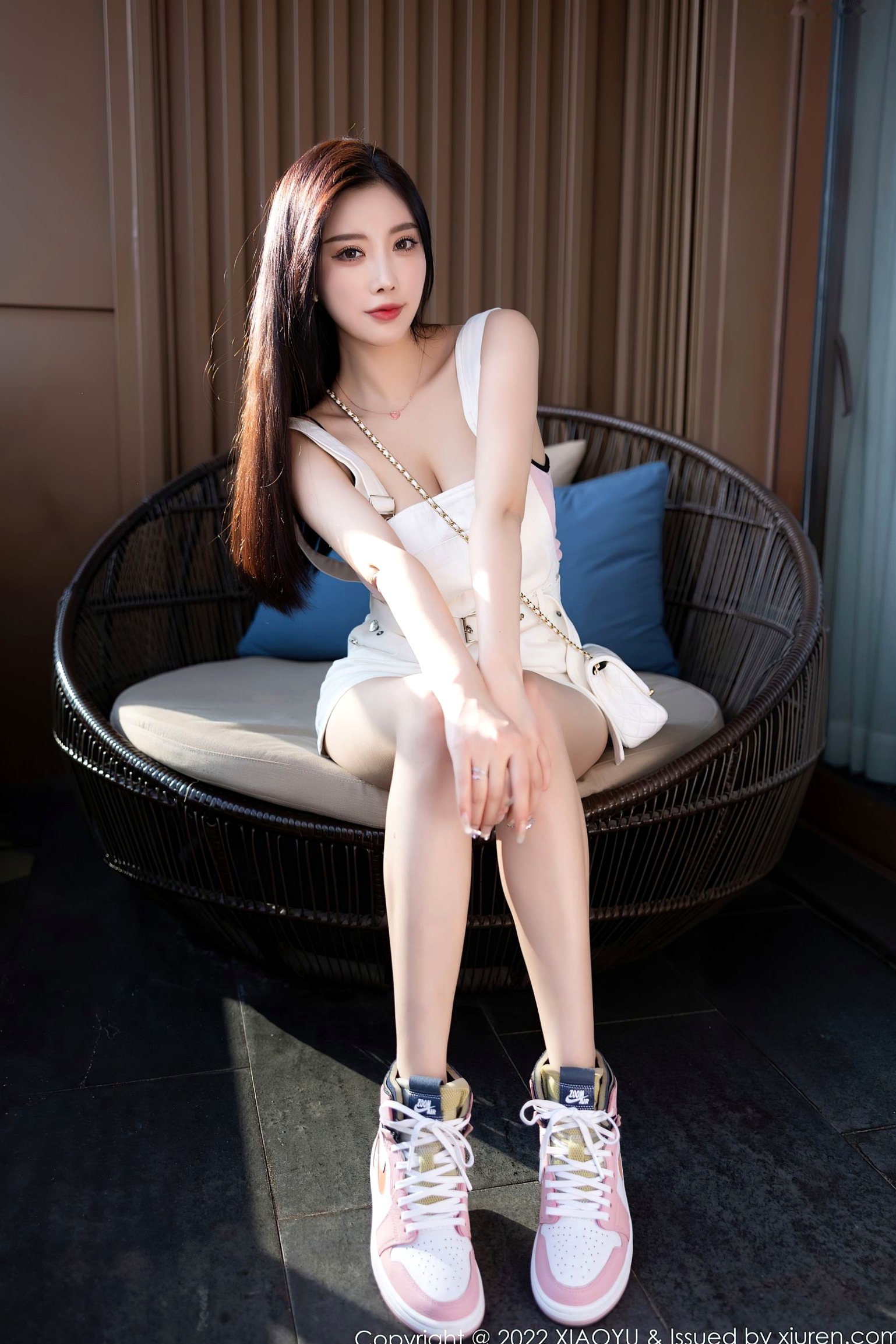 XiaoYu语画界-887-杨晨晨Yome杭州旅拍:白色背带短裙配粉色内衣,清纯与性感并存的绝美室内私房摄影大片