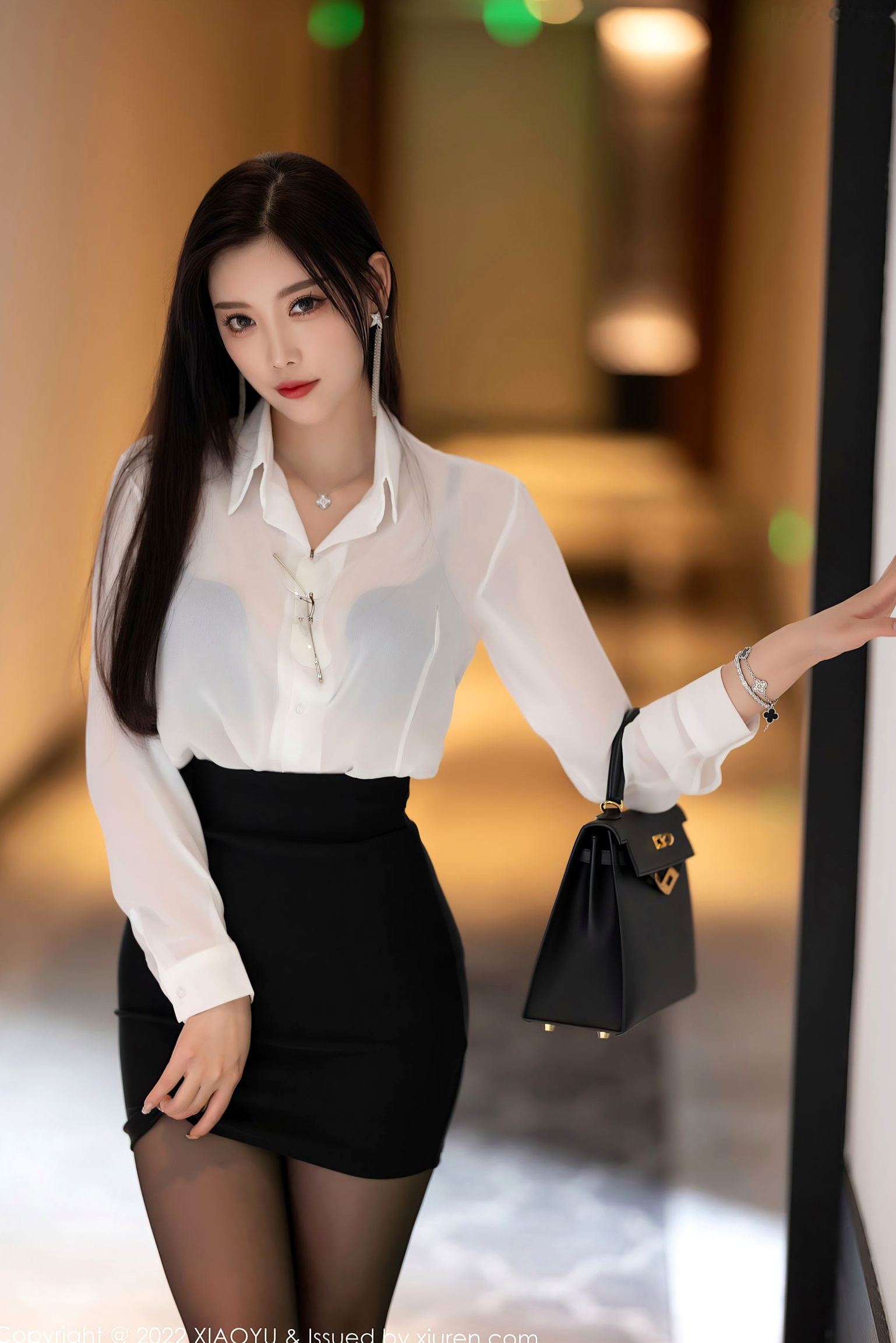 XiaoYu语画界-865-杨晨晨Yome:职场诱惑,白衬衫包臀裙与性感黑丝的极致演绎,杭州旅拍知性御姐写真