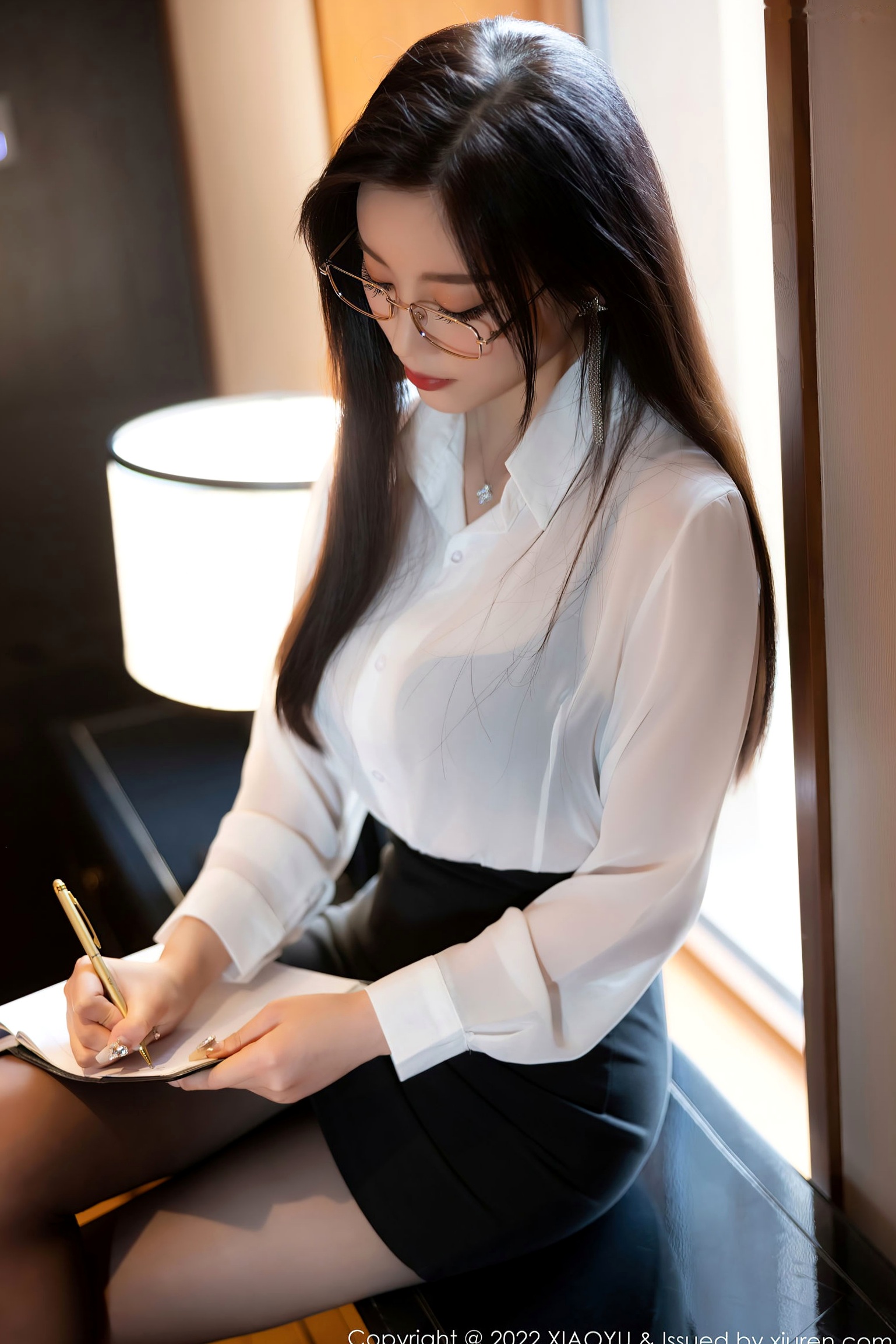 XiaoYu语画界-865-杨晨晨Yome:职场诱惑,白衬衫包臀裙与性感黑丝的极致演绎,杭州旅拍知性御姐写真