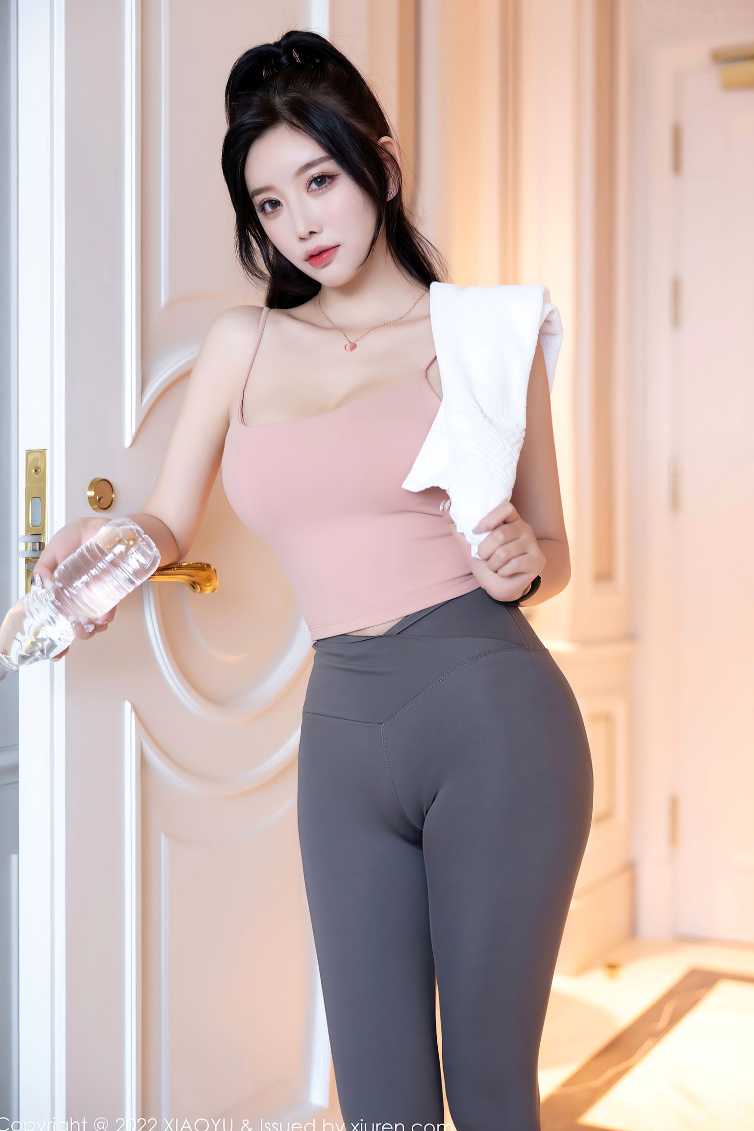 杨晨晨Yome-心愿旅拍浅粉色吊带深灰运动裤-修身瑜伽服性感穿搭-私房唯美写真-XiaoYu语画界856-无圣光大尺度
