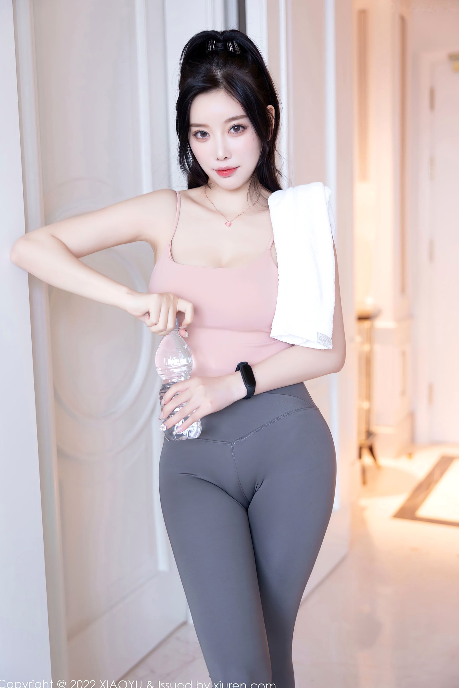 杨晨晨Yome-心愿旅拍浅粉色吊带深灰运动裤-修身瑜伽服性感穿搭-私房唯美写真-XiaoYu语画界856-无圣光大尺度