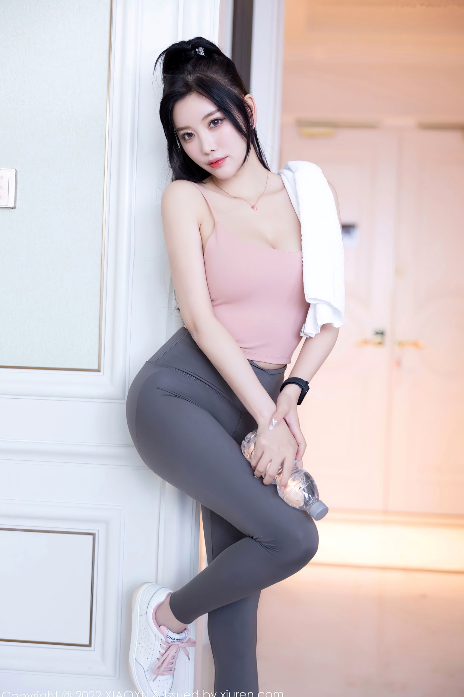 杨晨晨Yome-心愿旅拍浅粉色吊带深灰运动裤-修身瑜伽服性感穿搭-私房唯美写真-XiaoYu语画界856-无圣光大尺度