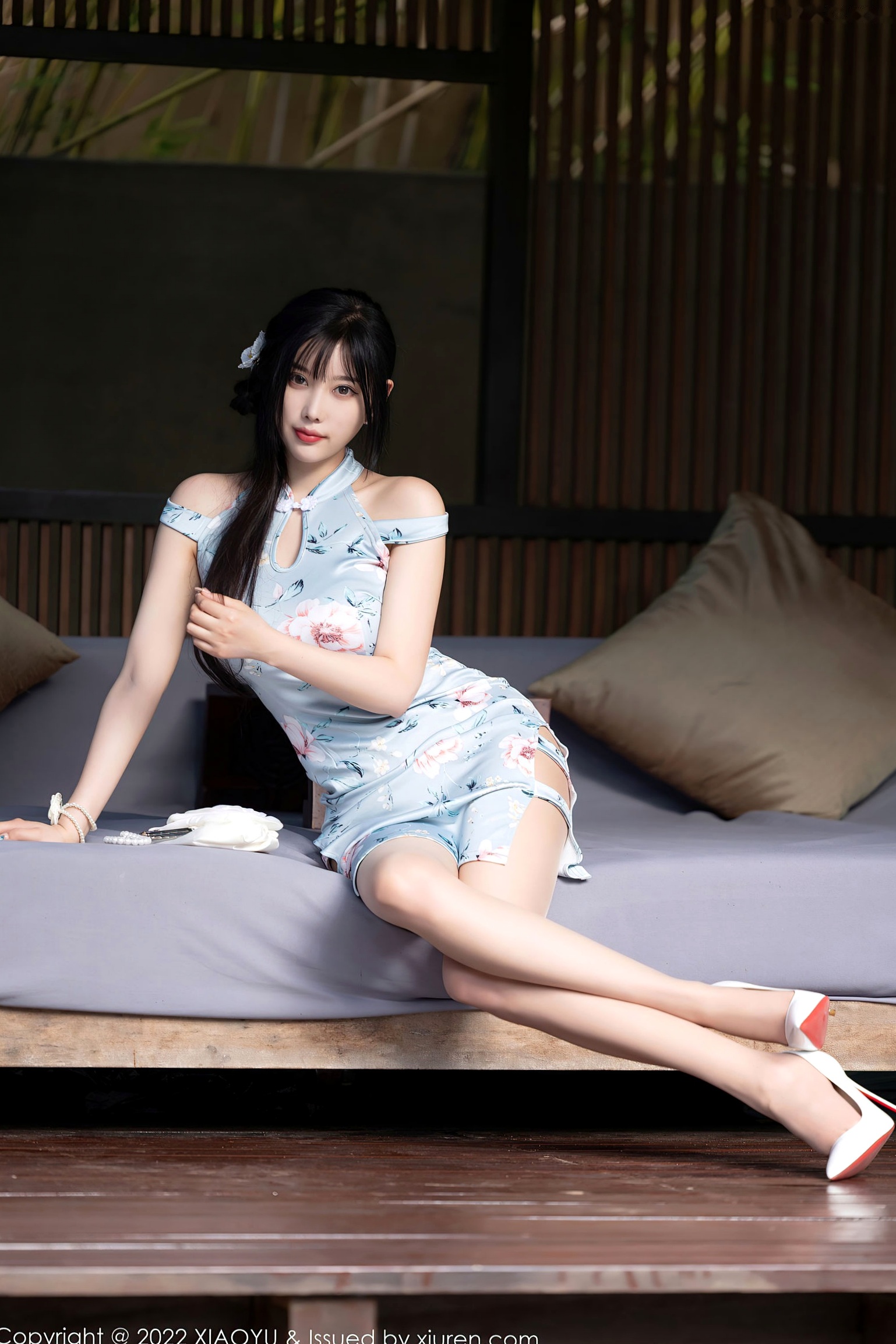 杨晨晨Yome私房写真:淡蓝碎花旗袍优雅显曲线,纯欲蕾丝内衣极致性感诱惑