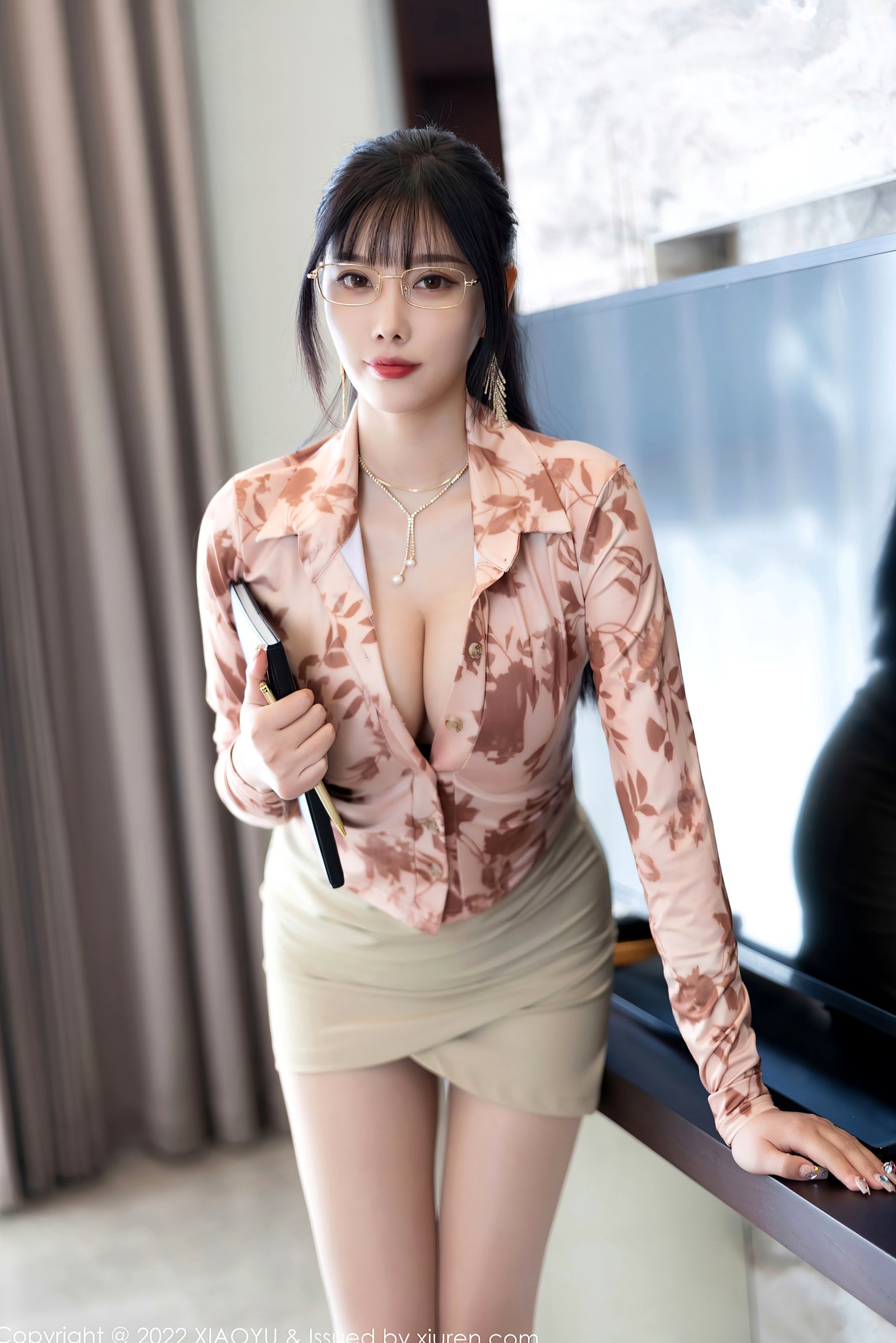 XiaoYu语画界-821-杨晨晨Yome心愿旅拍,职场OL风修身穿搭秀长腿,精致红底高跟鞋唯美写真