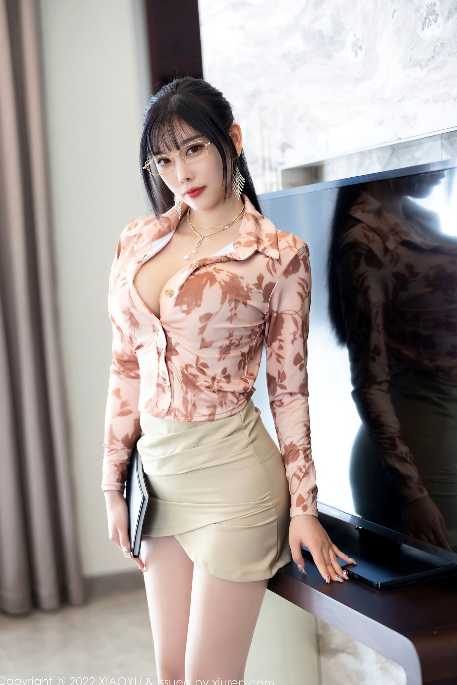 XiaoYu语画界-821-杨晨晨Yome心愿旅拍,职场OL风修身穿搭秀长腿,精致红底高跟鞋唯美写真