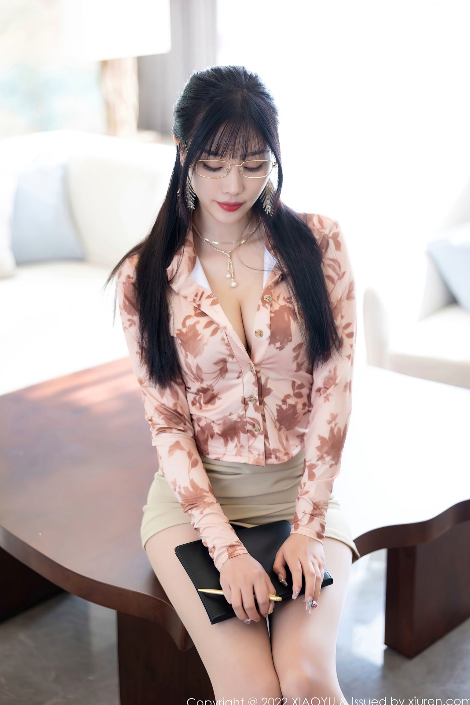 XiaoYu语画界-821-杨晨晨Yome心愿旅拍,职场OL风修身穿搭秀长腿,精致红底高跟鞋唯美写真