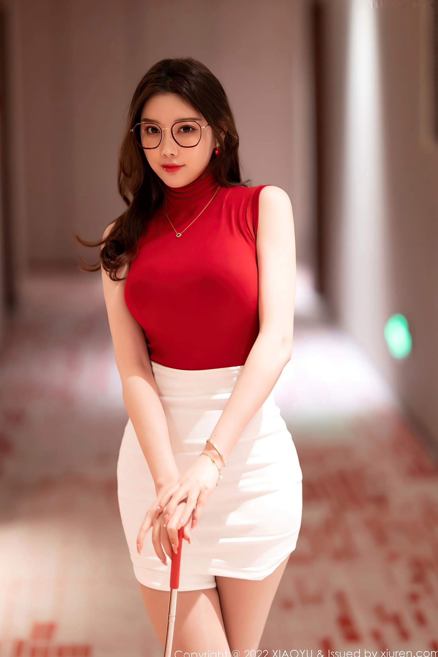 XiaoYu语画界-杨晨晨Yome:红色紧身衣配白短裙,职场风与极致性感诱惑,极品女神旅拍私房