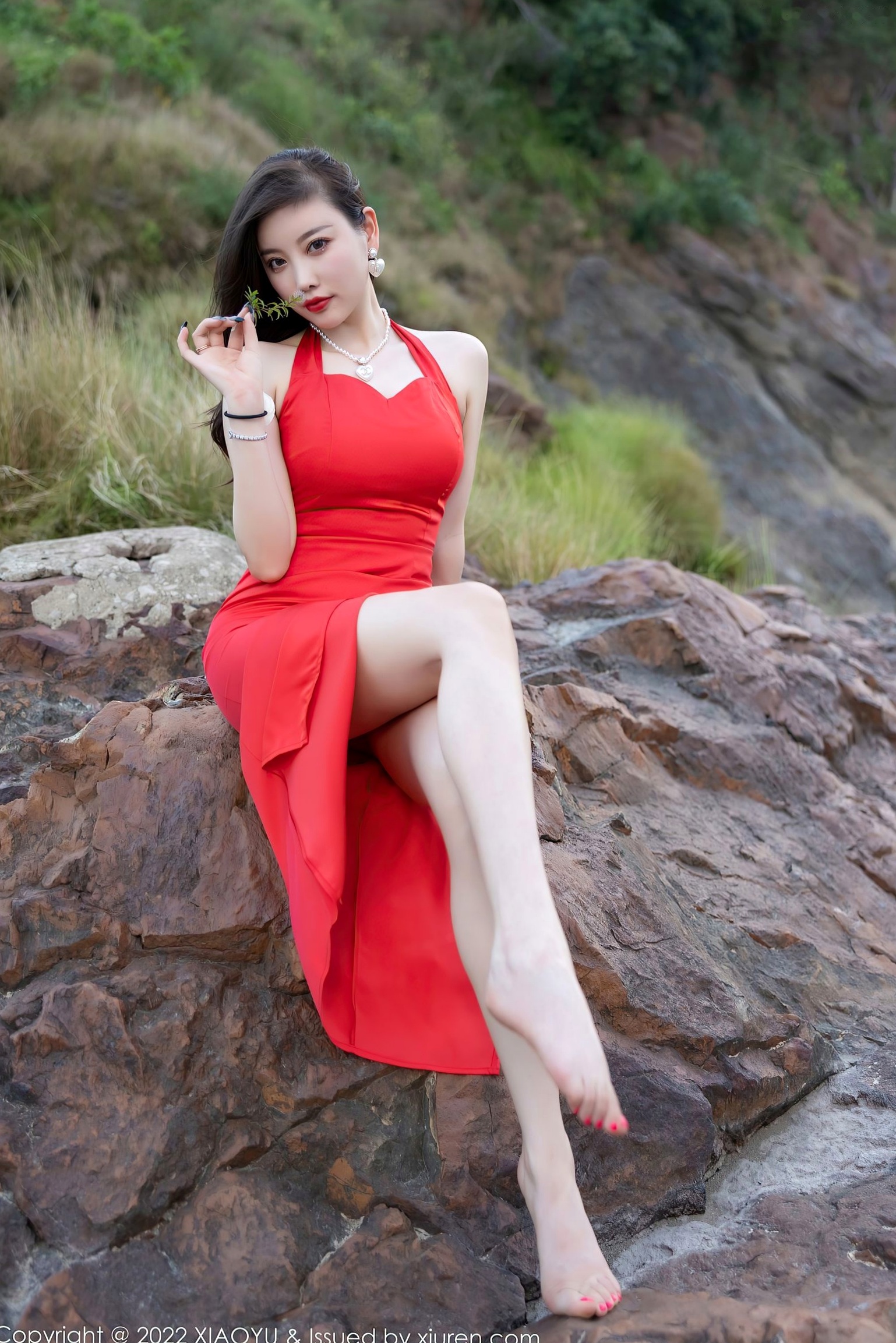 语画界-745-杨晨晨:唯美户外旅拍,身穿性感高开叉红裙,曲线玲珑,女神风范尽显,气质妩媚动人