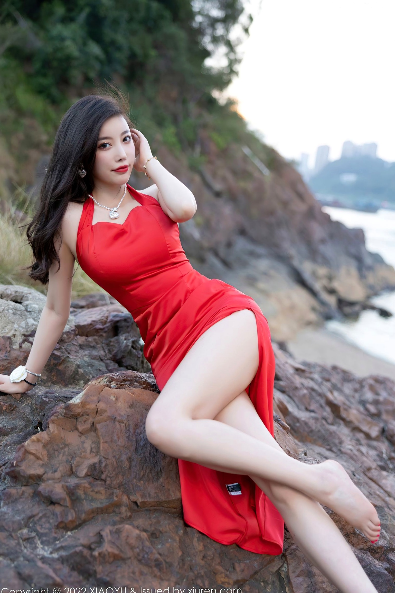 语画界-745-杨晨晨:唯美户外旅拍,身穿性感高开叉红裙,曲线玲珑,女神风范尽显,气质妩媚动人