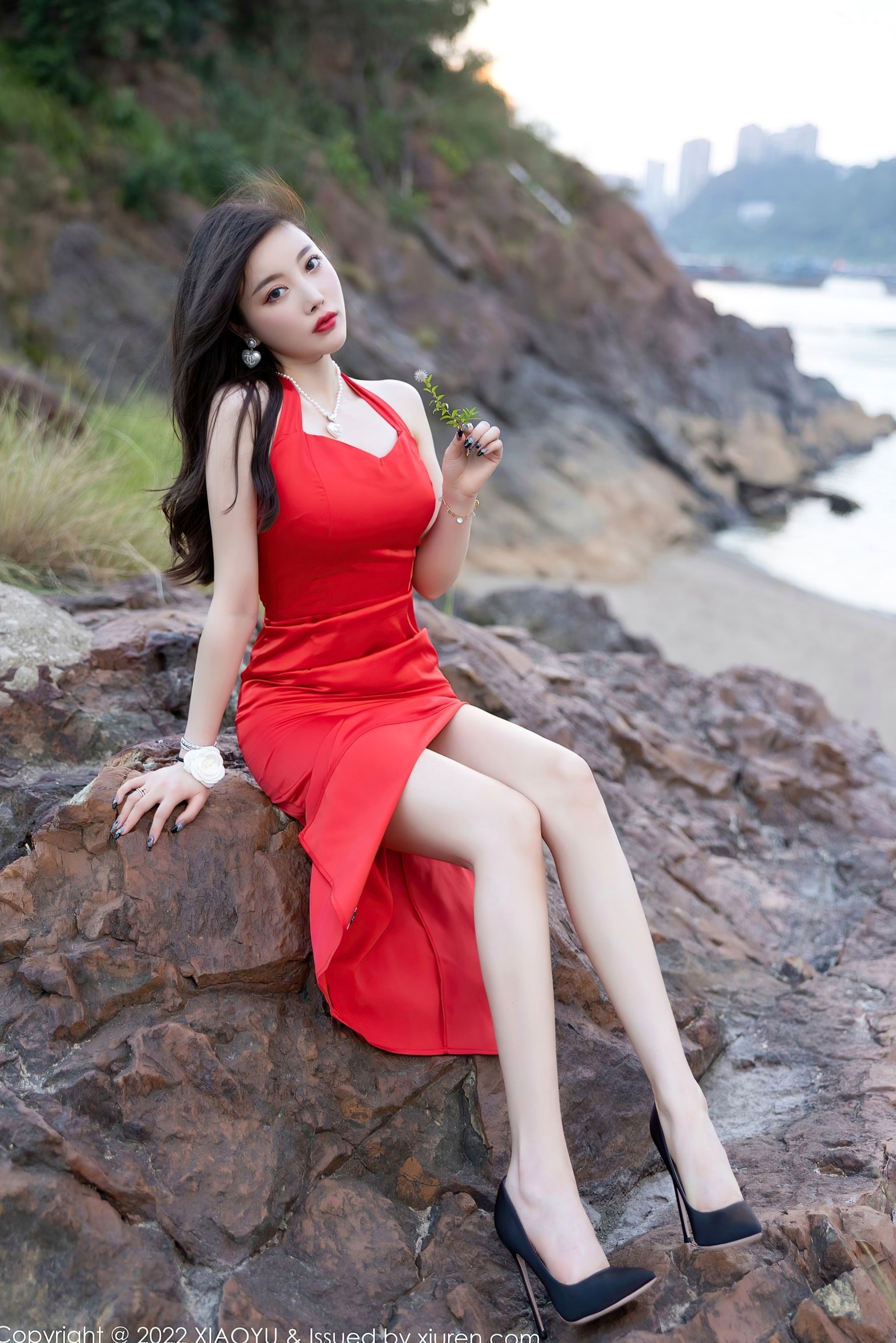 语画界-745-杨晨晨:唯美户外旅拍,身穿性感高开叉红裙,曲线玲珑,女神风范尽显,气质妩媚动人