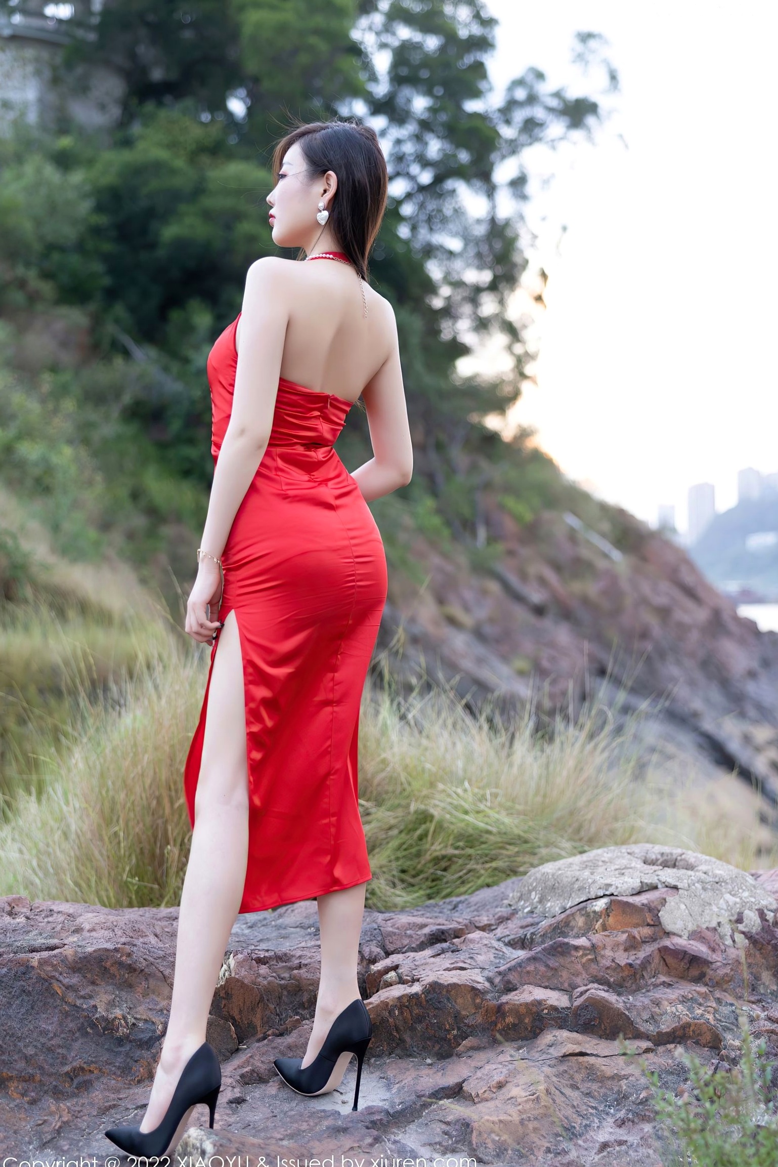 语画界-745-杨晨晨:唯美户外旅拍,身穿性感高开叉红裙,曲线玲珑,女神风范尽显,气质妩媚动人