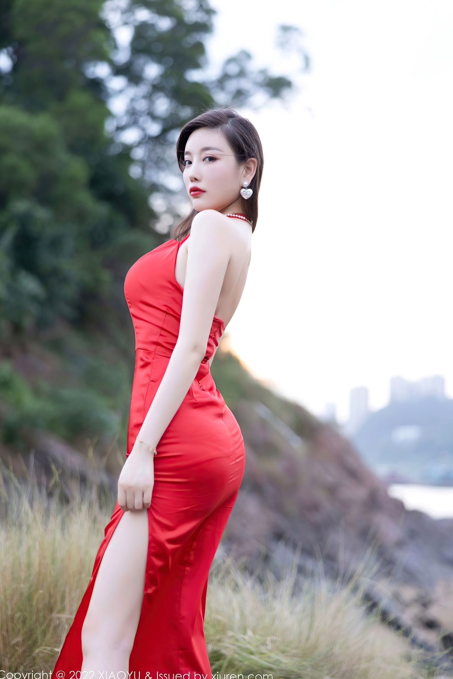 语画界-745-杨晨晨:唯美户外旅拍,身穿性感高开叉红裙,曲线玲珑,女神风范尽显,气质妩媚动人