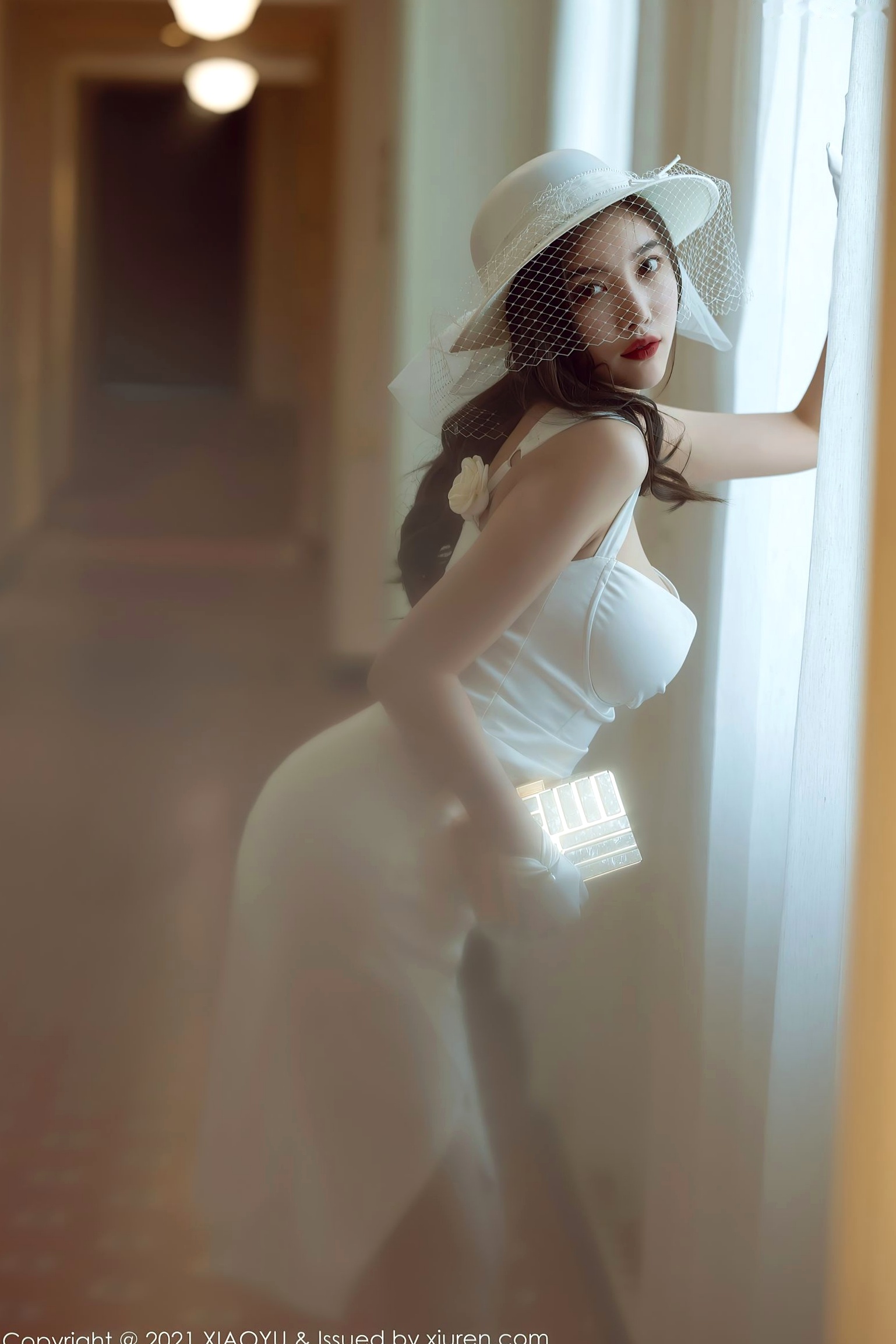 XiaoYu语画界 杨晨晨:纯白礼服蕾丝吊带袜写真,优雅纯欲白月光女神,惊艳私房大尺度呈现
