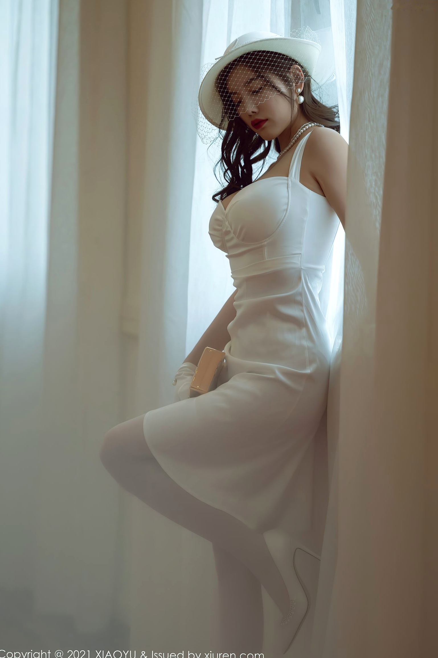 XiaoYu语画界 杨晨晨:纯白礼服蕾丝吊带袜写真,优雅纯欲白月光女神,惊艳私房大尺度呈现
