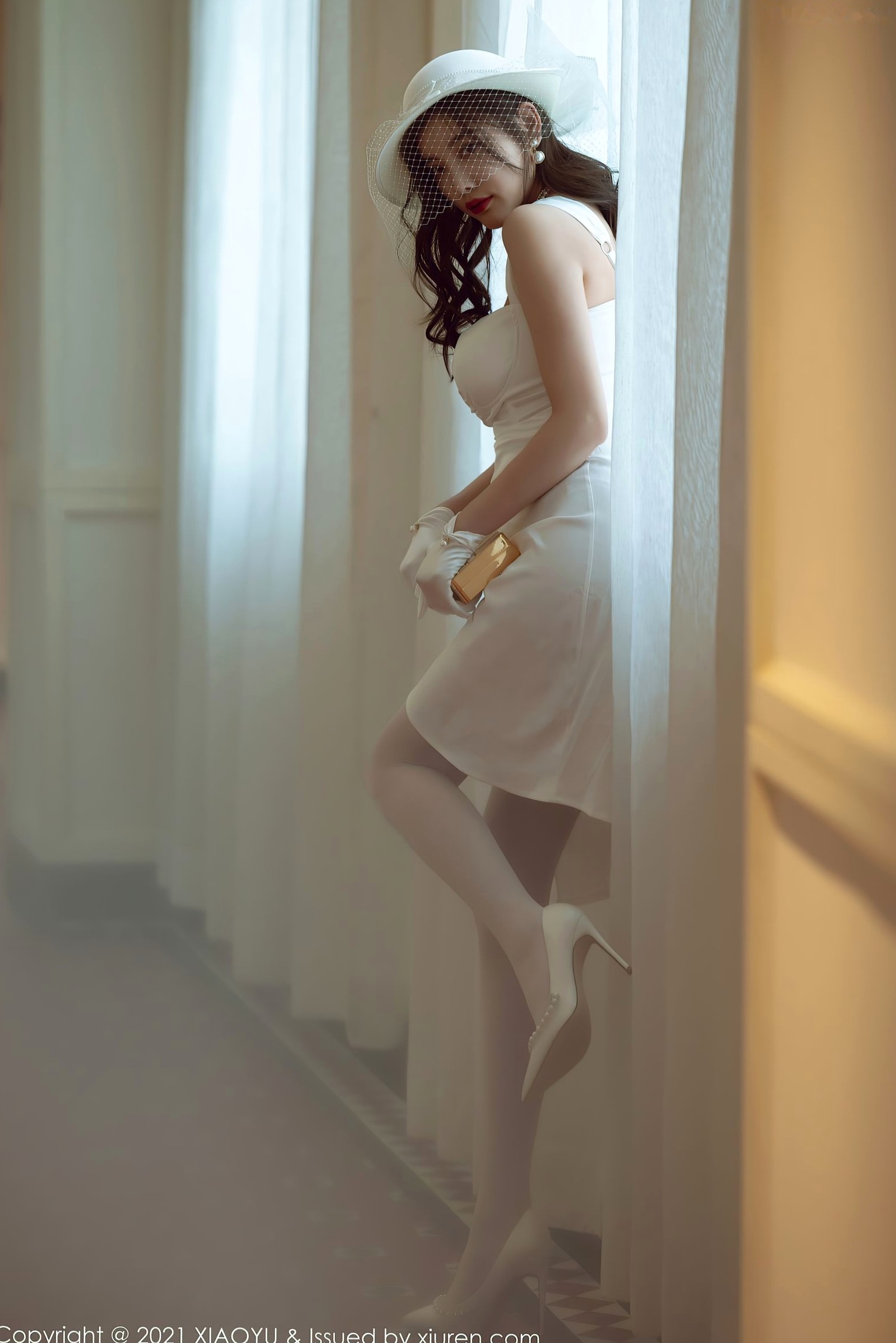 XiaoYu语画界 杨晨晨:纯白礼服蕾丝吊带袜写真,优雅纯欲白月光女神,惊艳私房大尺度呈现