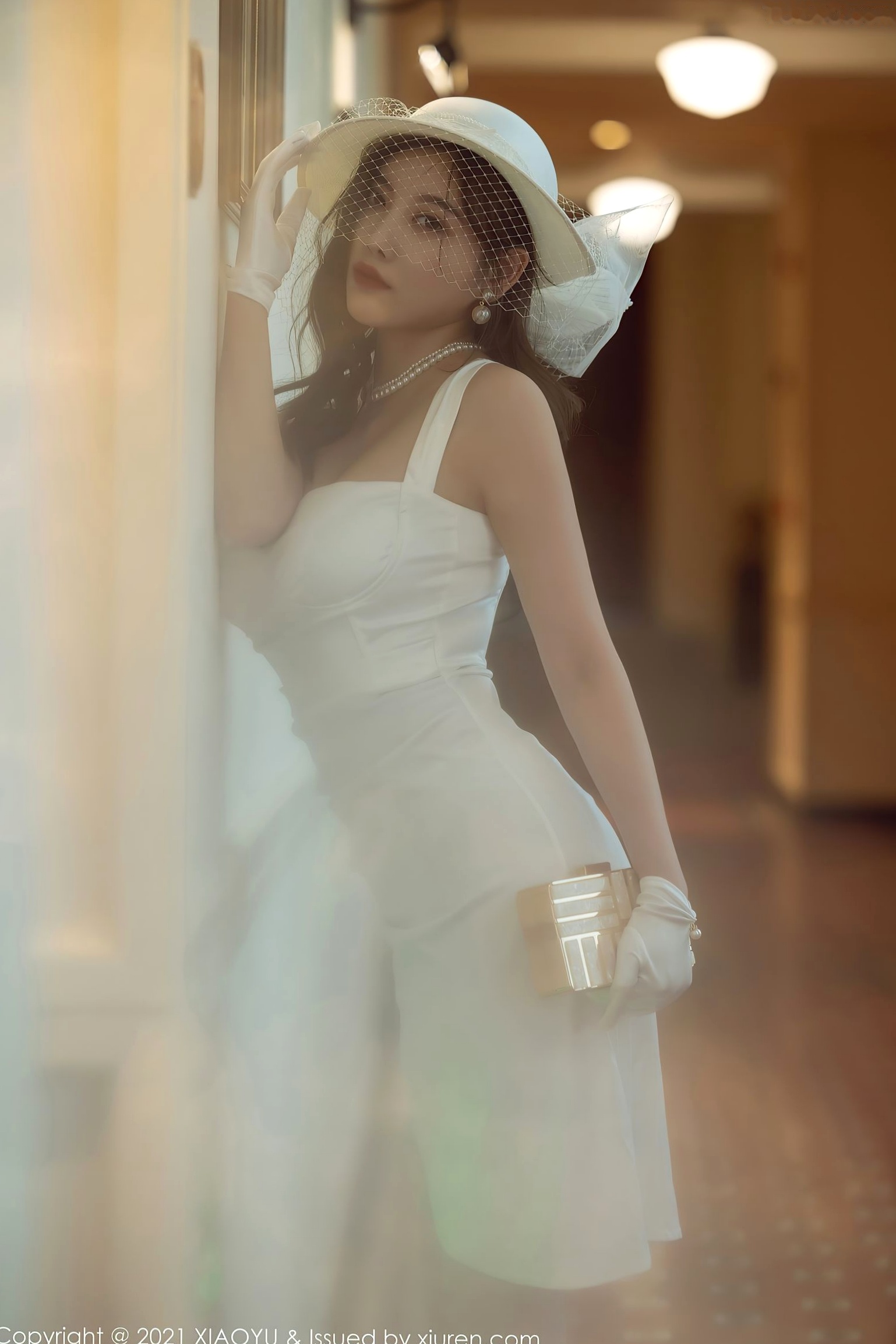 XiaoYu语画界 杨晨晨:纯白礼服蕾丝吊带袜写真,优雅纯欲白月光女神,惊艳私房大尺度呈现