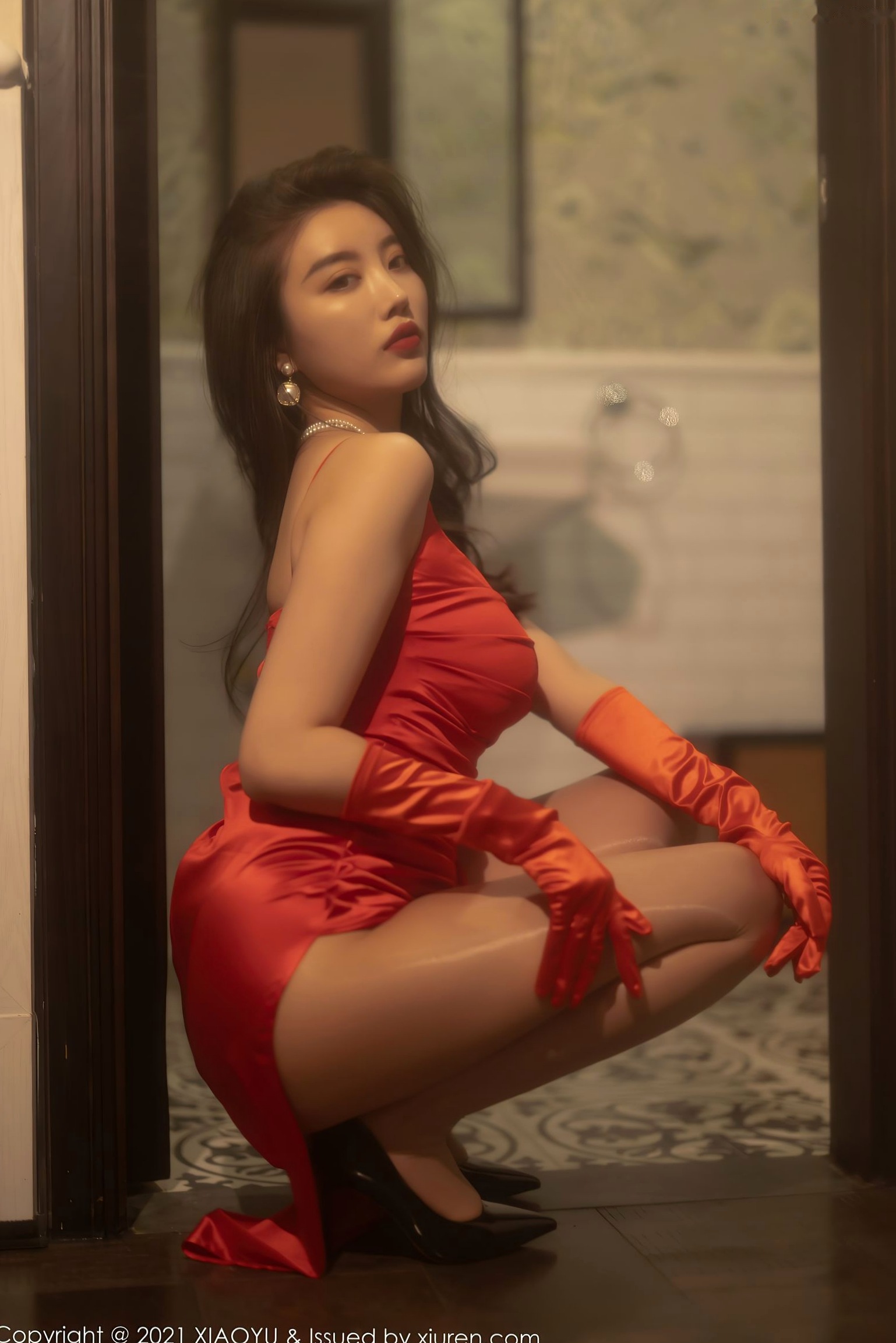 杨晨晨荷官主题私房照:红色吊带裙开叉诱惑 丝滑肉丝配高跟鞋演绎赌场风情大尺度写真