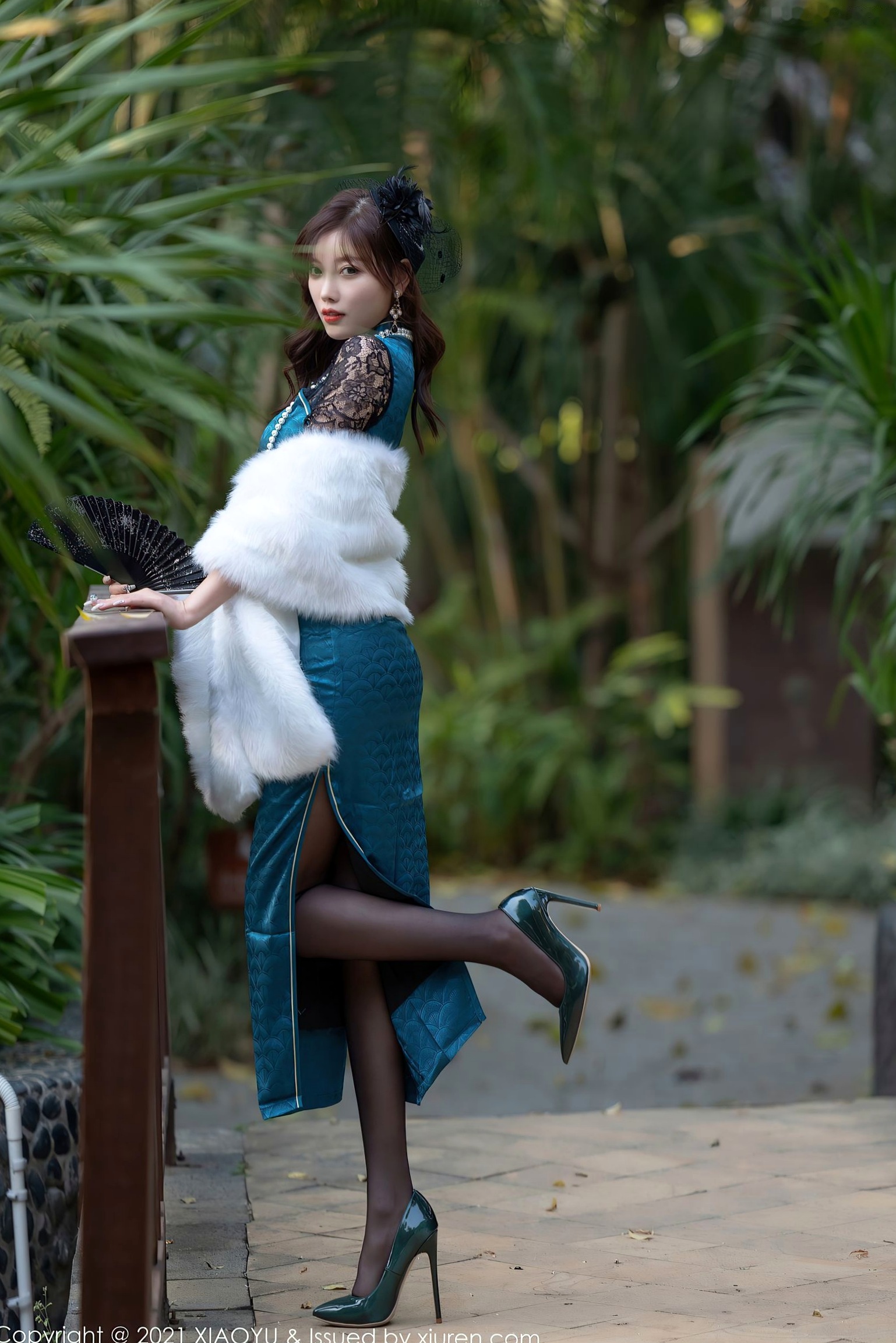 XiaoYu语画界557杨晨晨心愿旅拍:孔雀蓝蕾丝内衣与黑丝诱惑,绝美私房大尺度写真