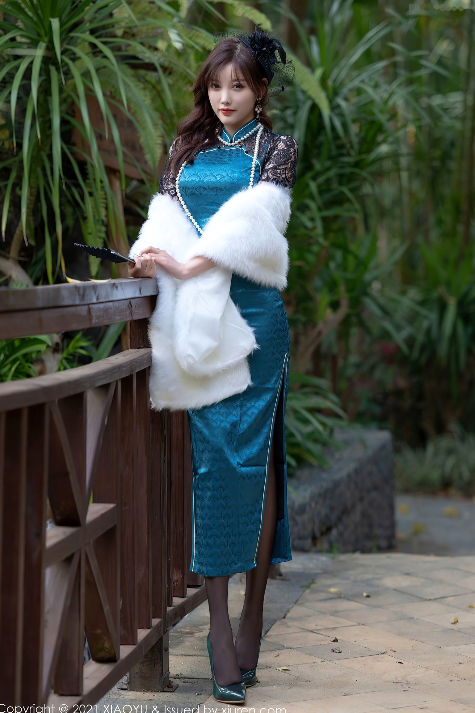 XiaoYu语画界557杨晨晨心愿旅拍:孔雀蓝蕾丝内衣与黑丝诱惑,绝美私房大尺度写真