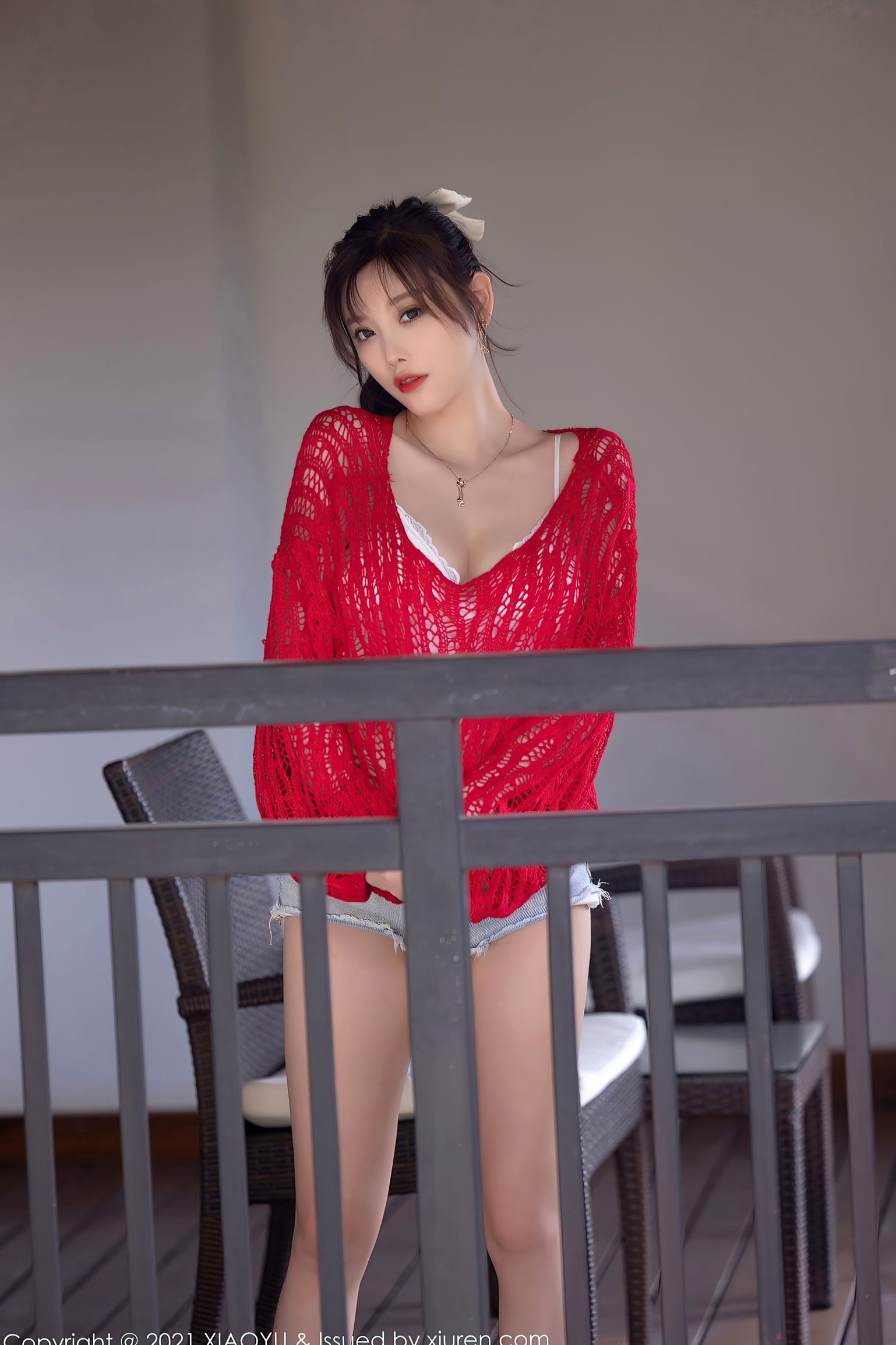XiaoYu语画界:杨晨晨西双版纳性感旅拍,身着白色内衣配牛仔短裤,挑战大尺度私房写真,完美展现曼妙曲线与极致诱惑,高清视觉盛宴