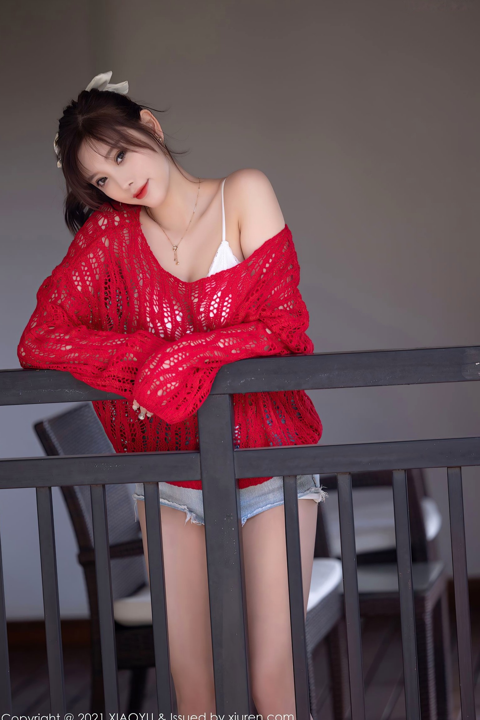 XiaoYu语画界:杨晨晨西双版纳性感旅拍,身着白色内衣配牛仔短裤,挑战大尺度私房写真,完美展现曼妙曲线与极致诱惑,高清视觉盛宴