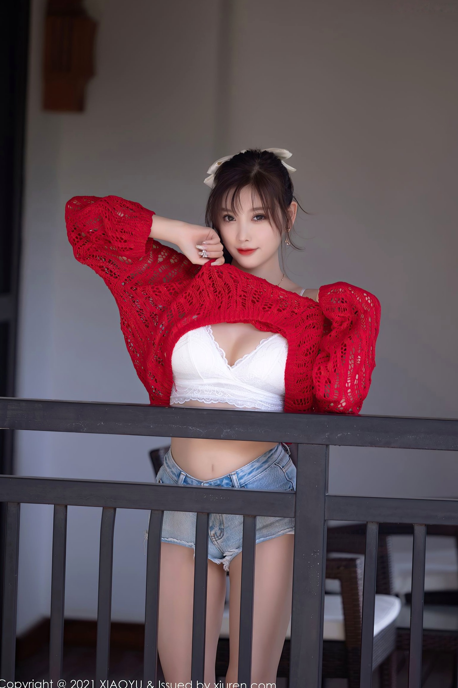 XiaoYu语画界:杨晨晨西双版纳性感旅拍,身着白色内衣配牛仔短裤,挑战大尺度私房写真,完美展现曼妙曲线与极致诱惑,高清视觉盛宴