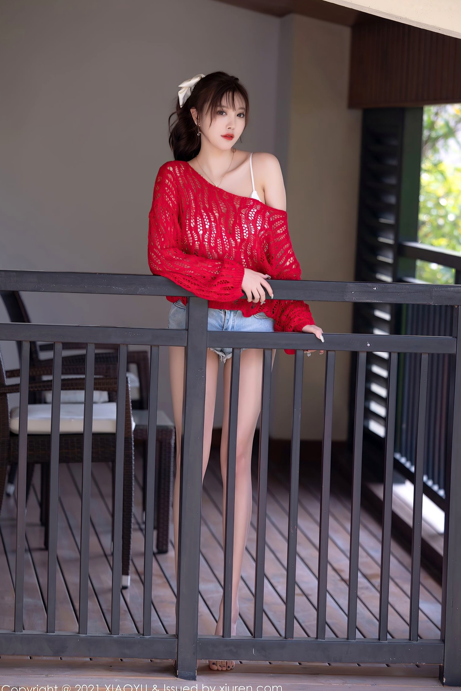 XiaoYu语画界:杨晨晨西双版纳性感旅拍,身着白色内衣配牛仔短裤,挑战大尺度私房写真,完美展现曼妙曲线与极致诱惑,高清视觉盛宴