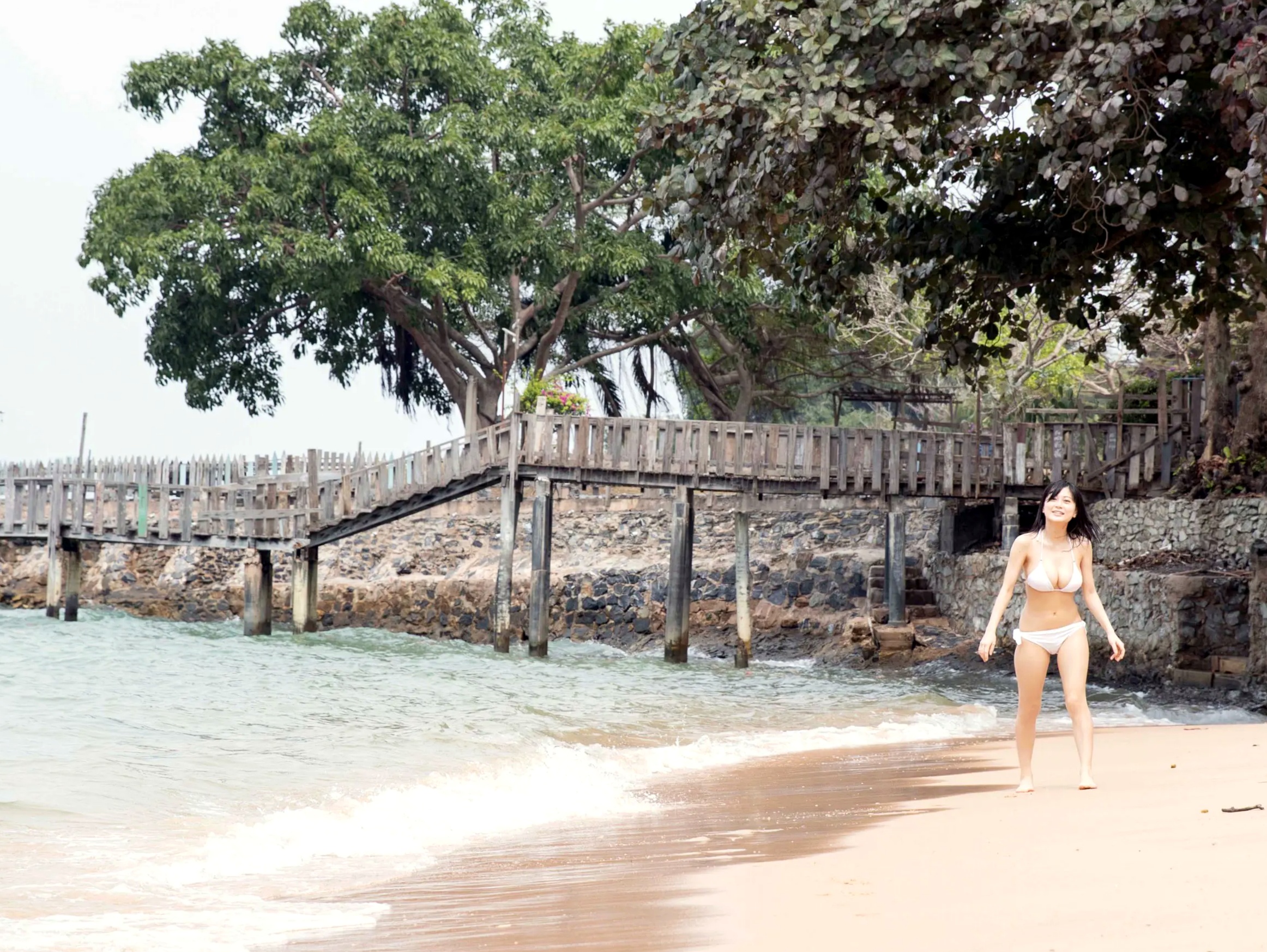 RaMu日本写真:工装连体裤、浴室淋浴与性感比基尼,展现童颜巨乳极致诱惑