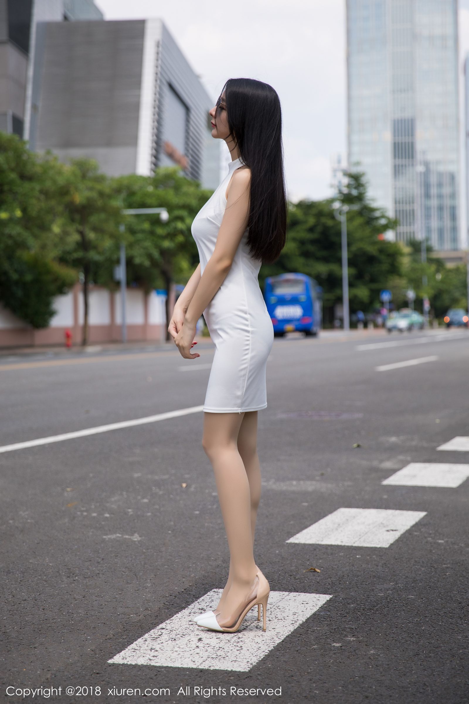 车拍女神小热巴 酥胸美腿柔美多姿