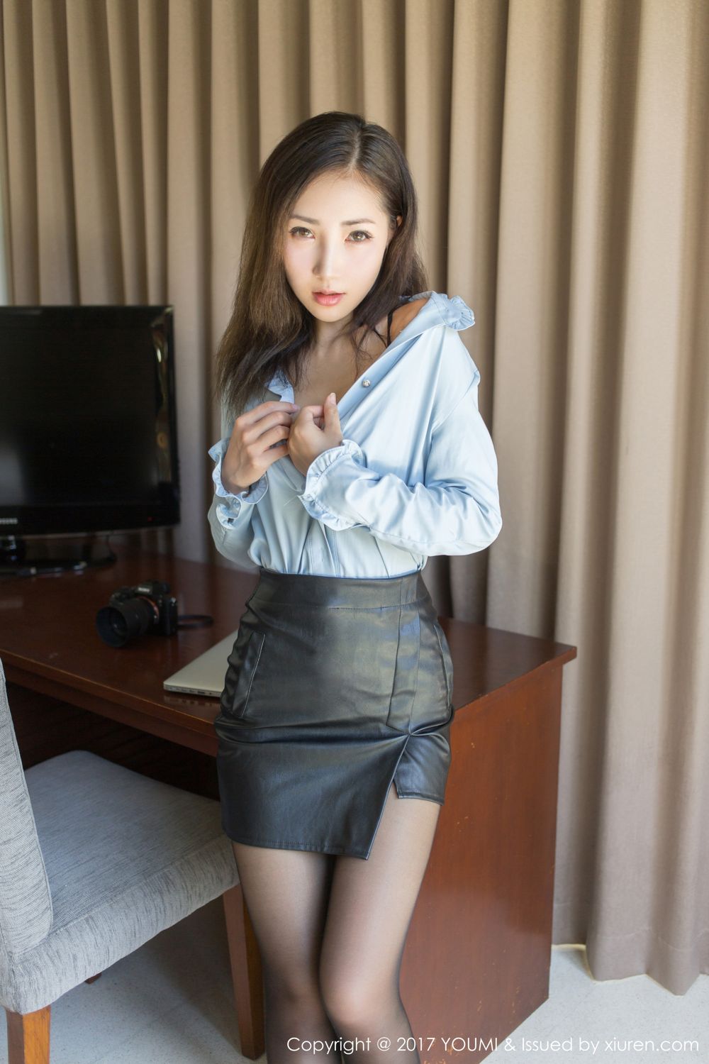 OL女神尤美Yumi 衬衫黑丝泳池湿身
