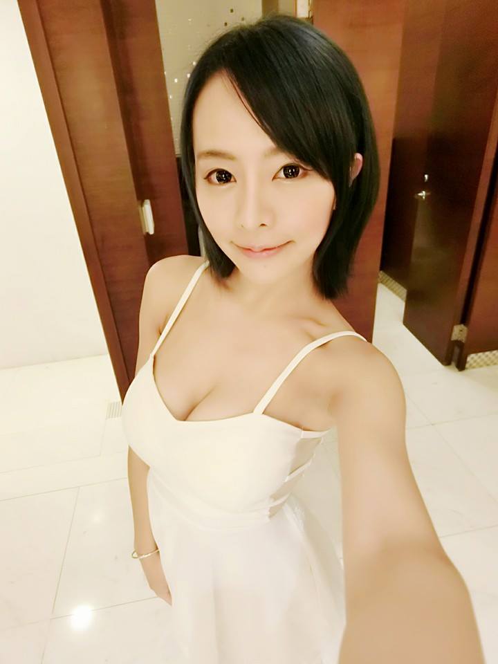 巫娃娃(巫雅慧) 身材超棒的斗鱼台服女主播