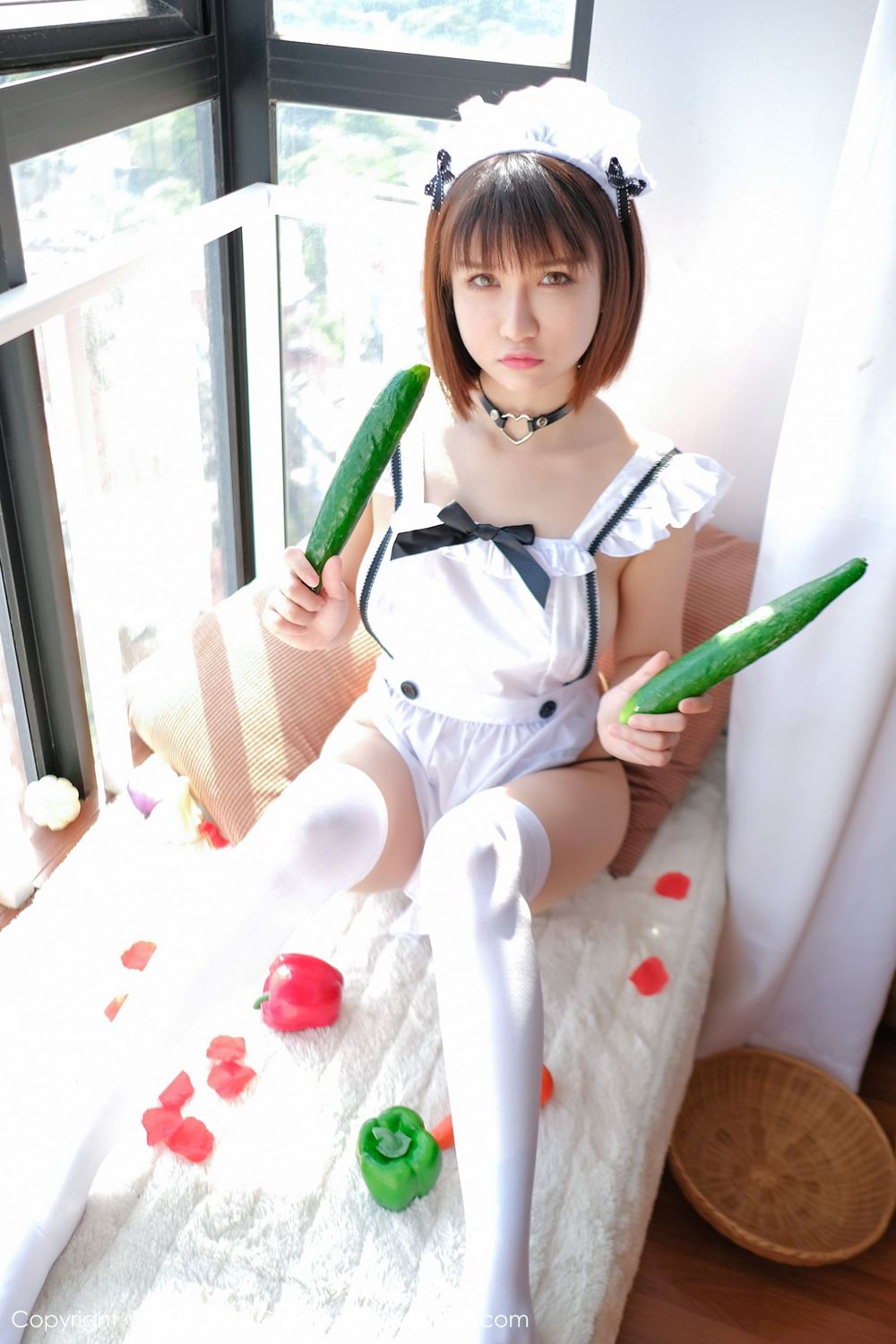 明艳照人傲娇萌萌 女仆装和番茄黄瓜