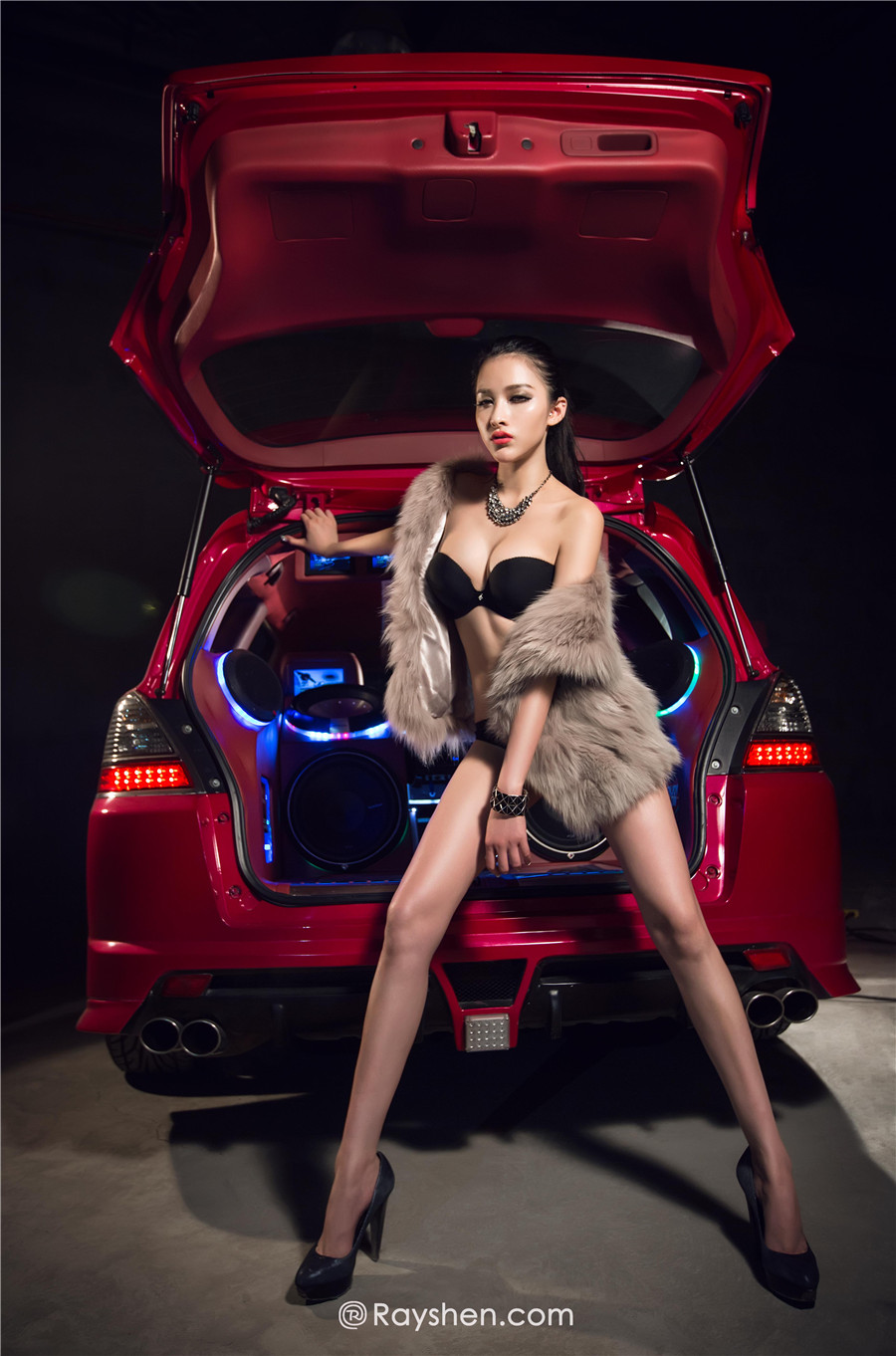 盛一Elena 越野车擂台诱惑写真图