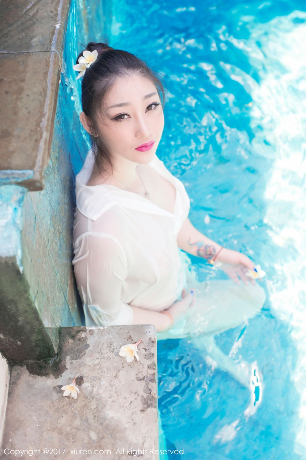 小柳岩妲己_Toxic 白衬衣湿身游泳