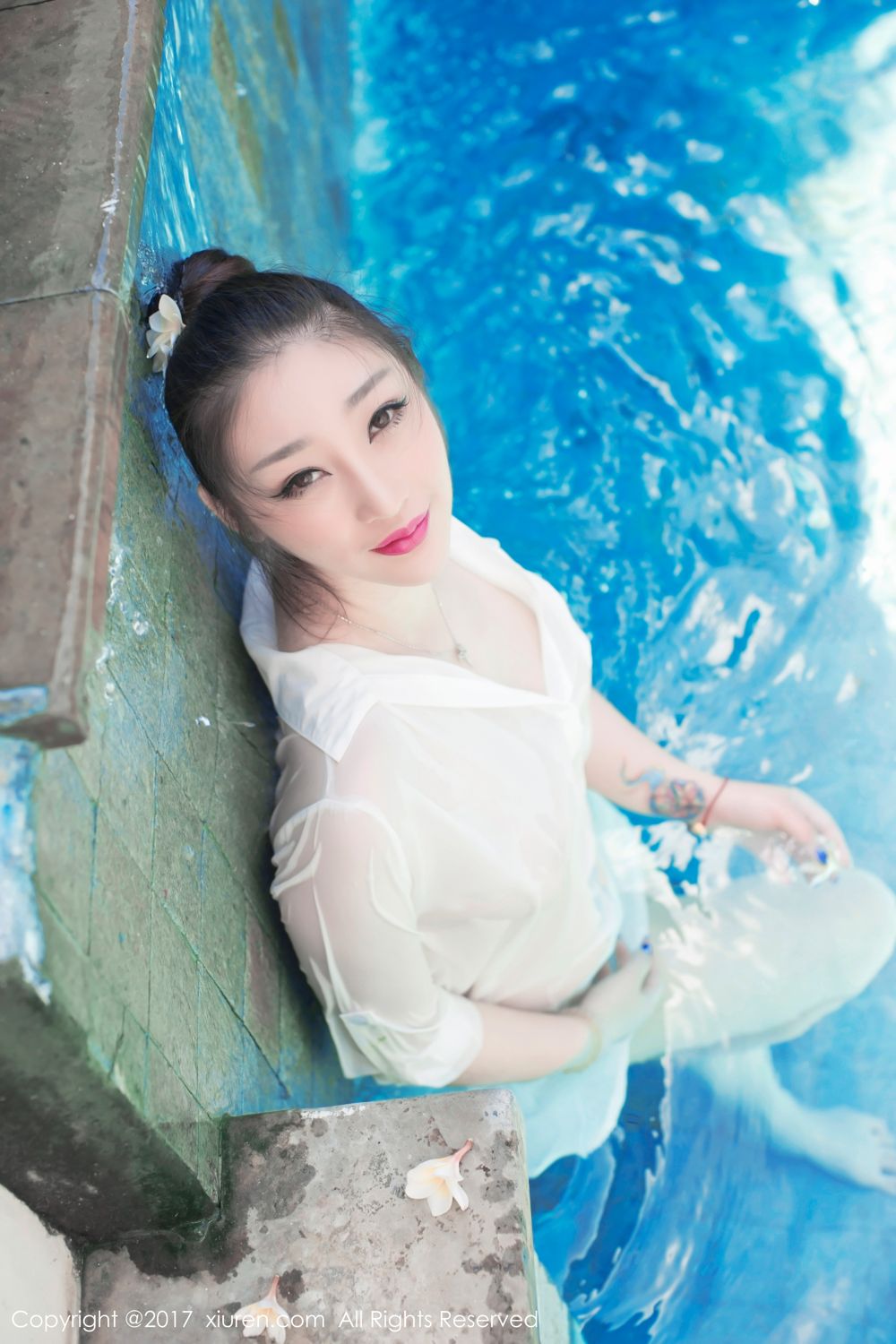 小柳岩妲己_Toxic 白衬衣湿身游泳