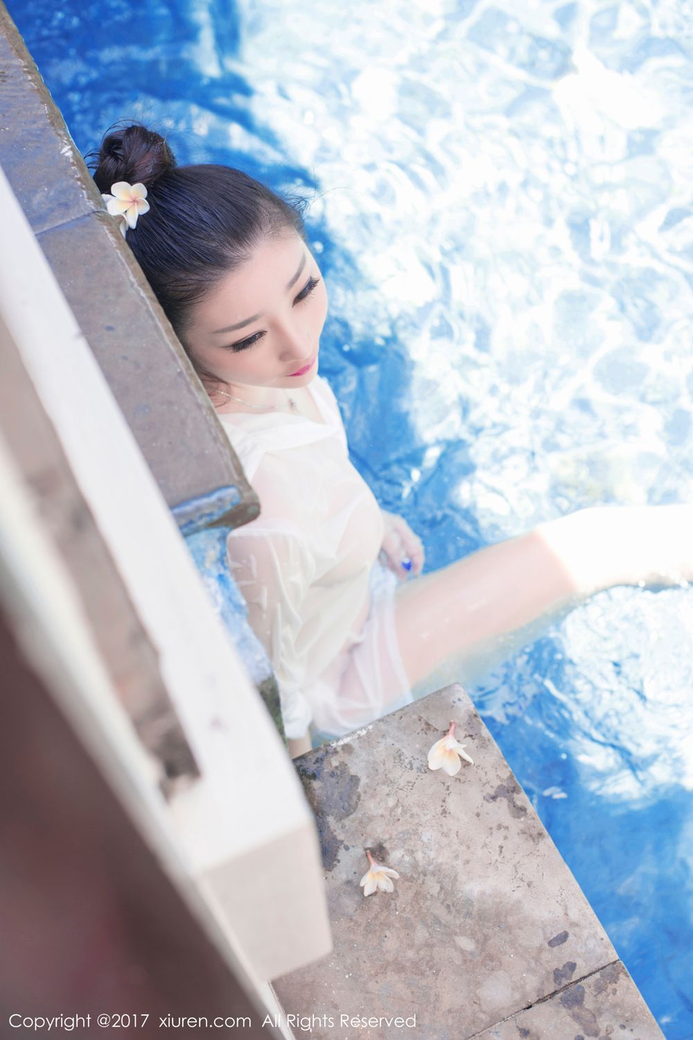 小柳岩妲己_Toxic 白衬衣湿身游泳