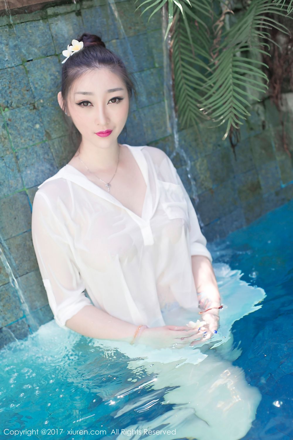 小柳岩妲己_Toxic 白衬衣湿身游泳
