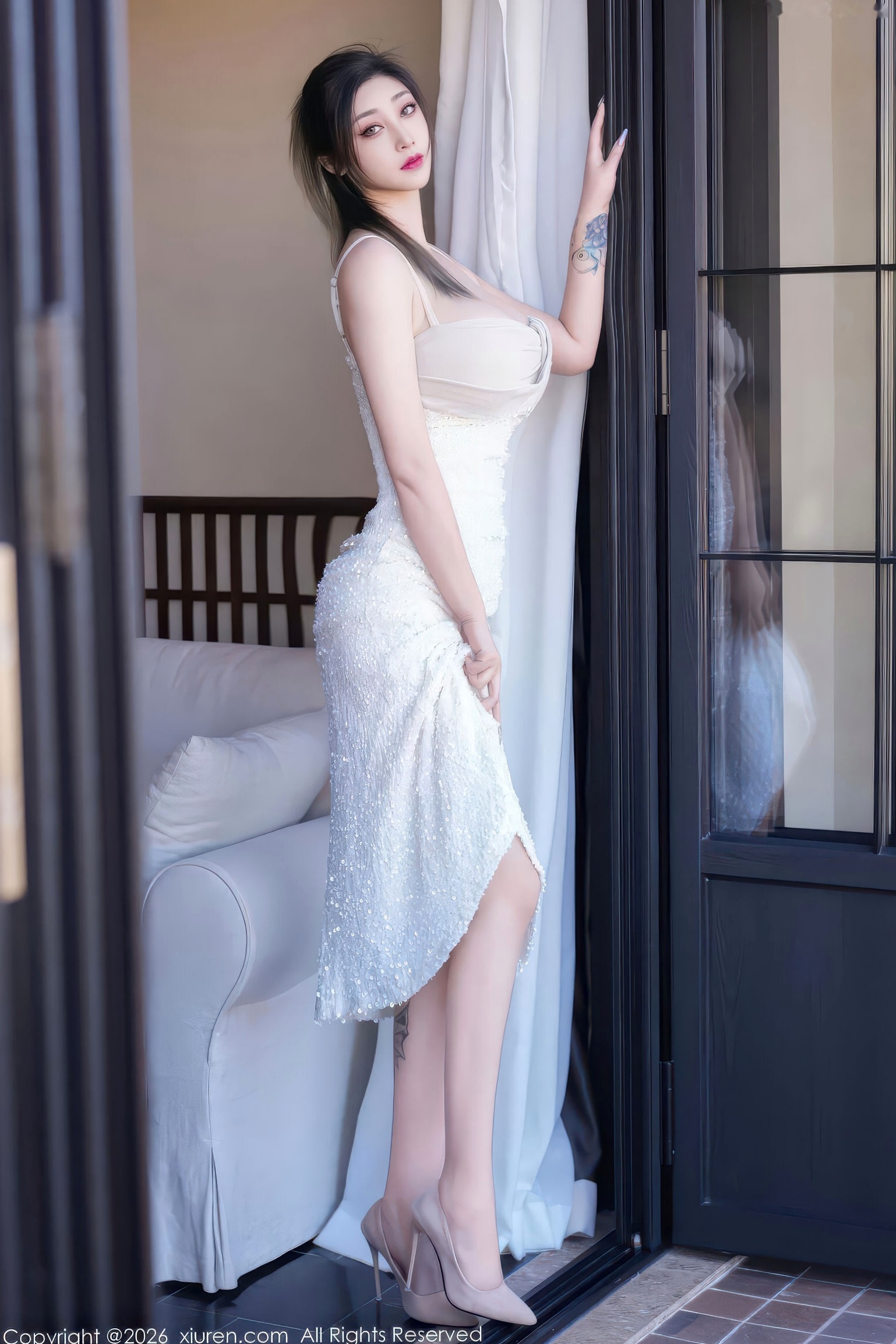 秀人网-11301-妲己_Toxic-白吊带连衣裙性感写真正片-居家私房绝美曲线-气质女神福利