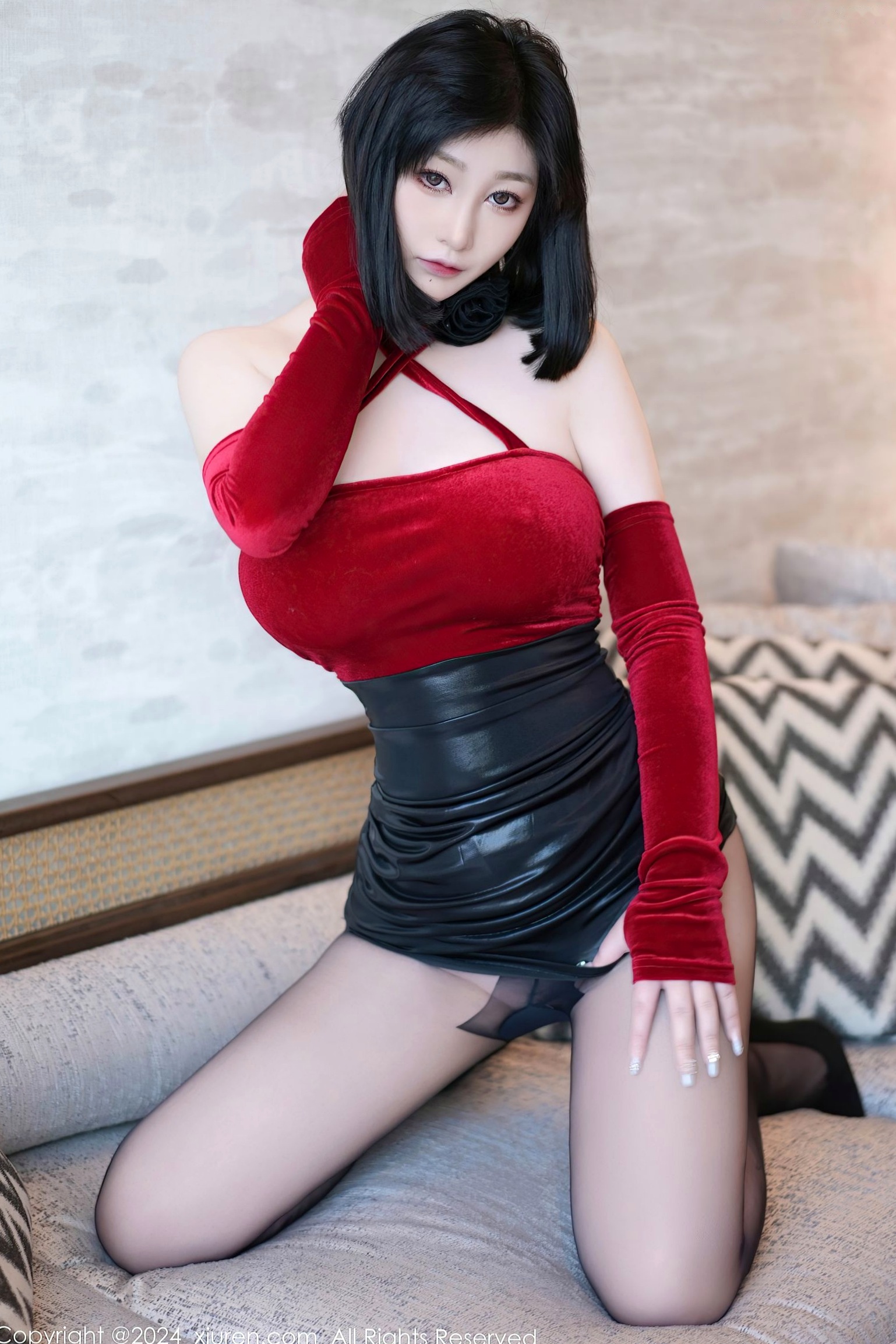 秀人网8593妲己_Toxic私房旅拍,红衣黑裙搭配黑丝诱惑,极品身材尽显火辣,室内唯美大尺度写真,性感极致撩人。
