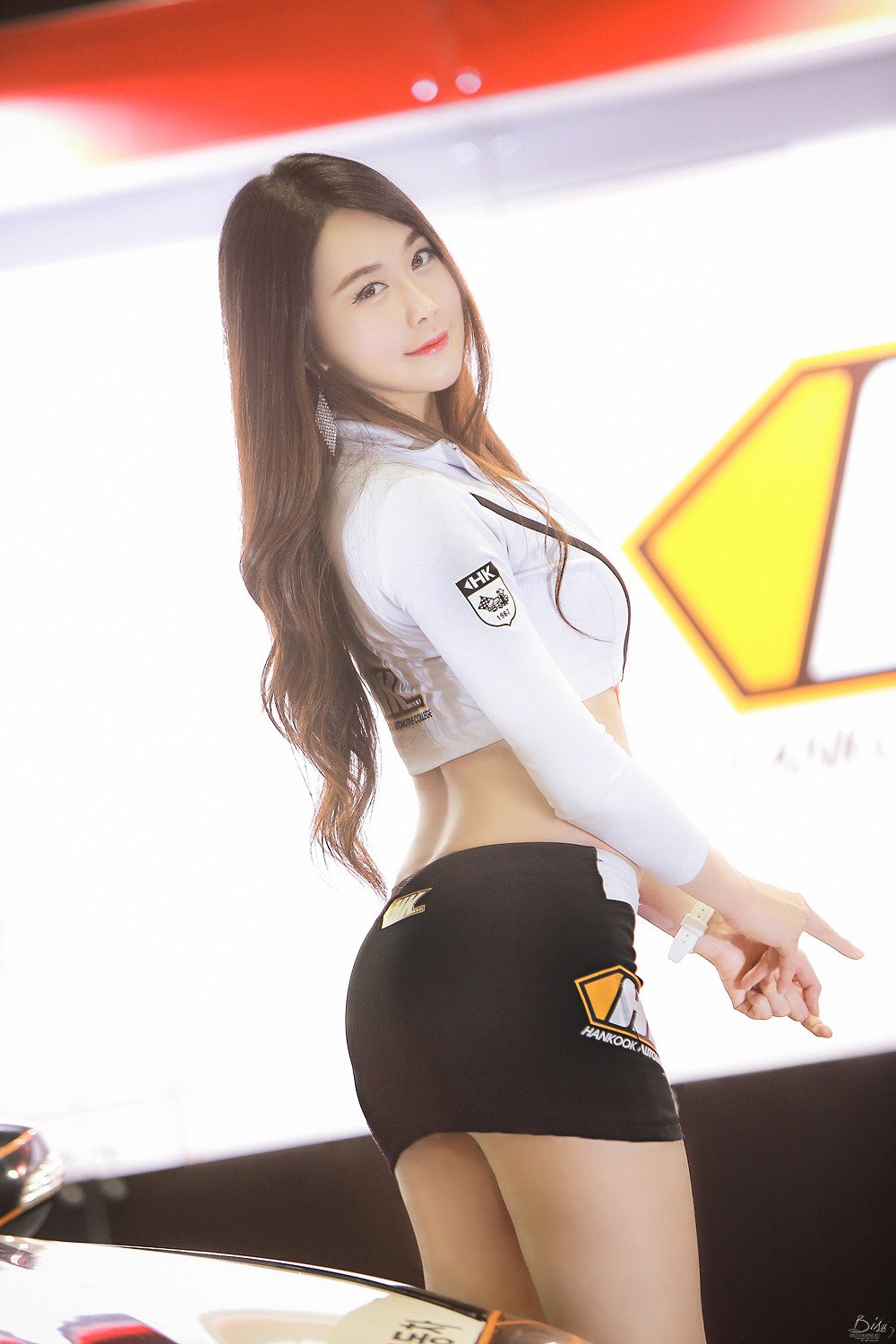 殷夏荣(은하영) 南韩人气车模美腿写真图