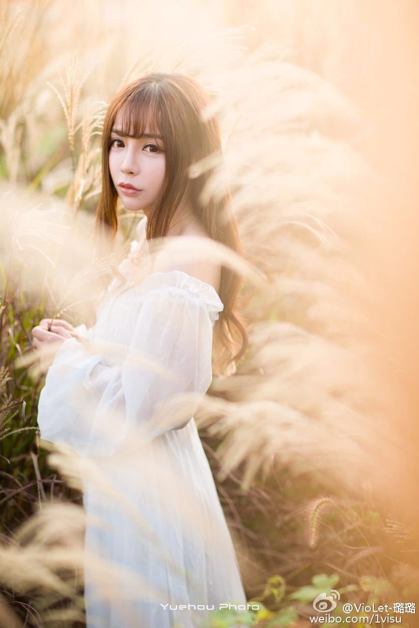 VioLet-璐璐 可爱美少女私房照诱惑写真图