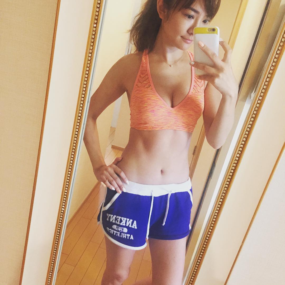本田麻里绘 泰国泼水节比基尼图片