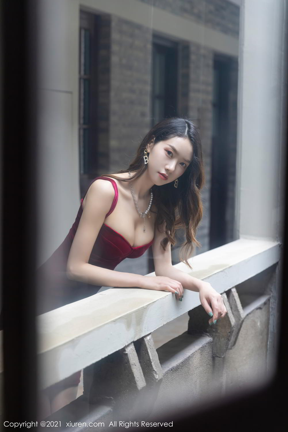 骨感美人方子萱 性感红裙凹凸别致