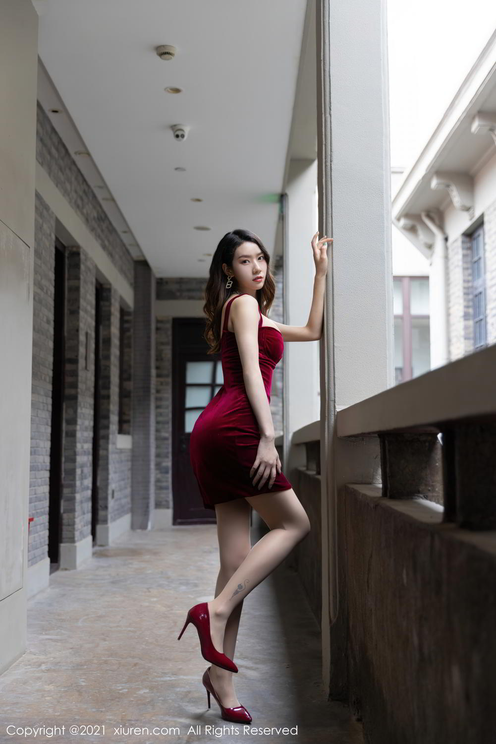 骨感美人方子萱 性感红裙凹凸别致