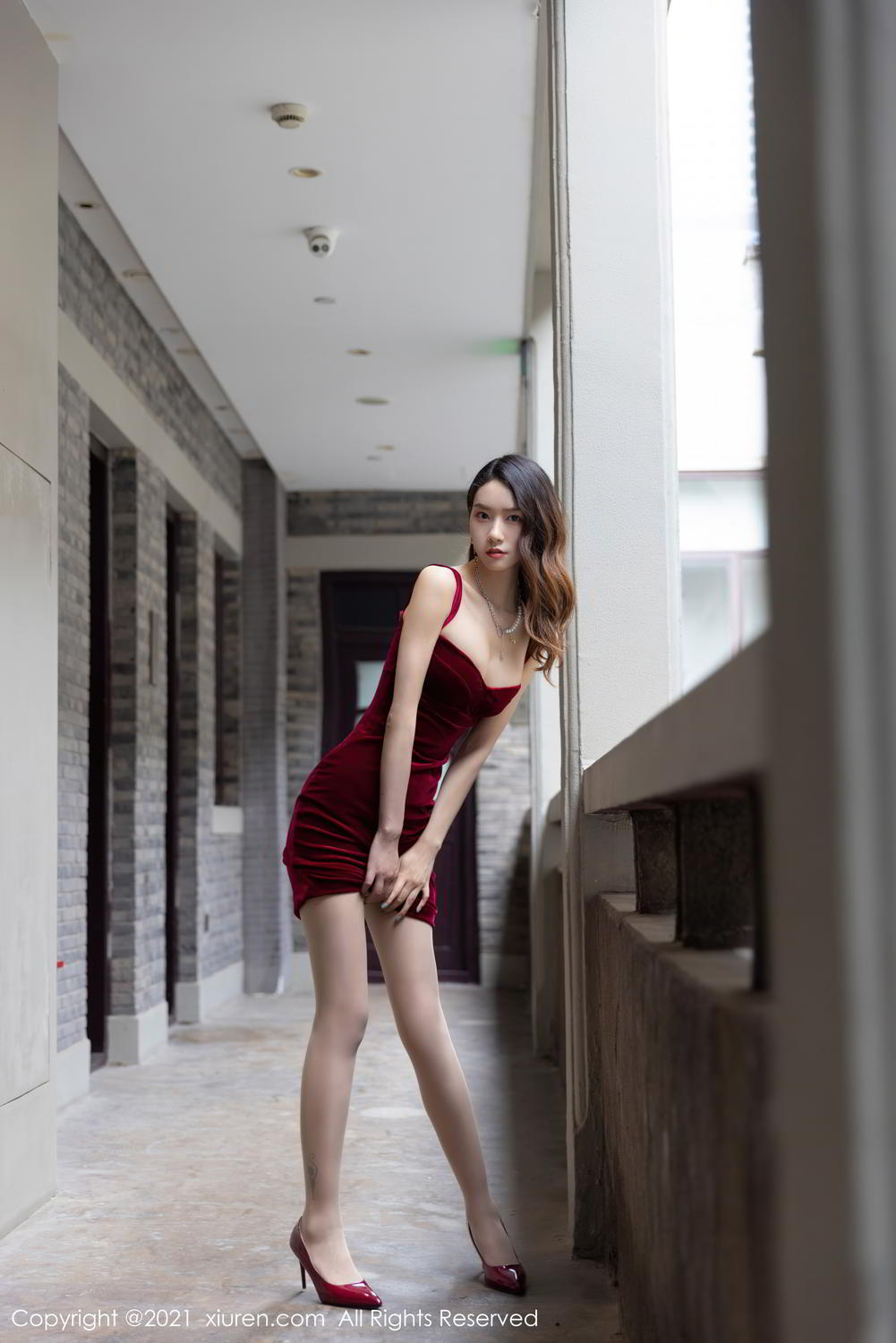 骨感美人方子萱 性感红裙凹凸别致