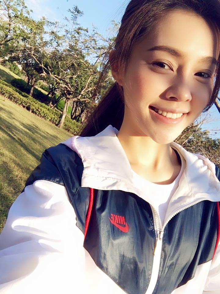 陈郁安YUAN 美腿车模气质出众长腿吸睛